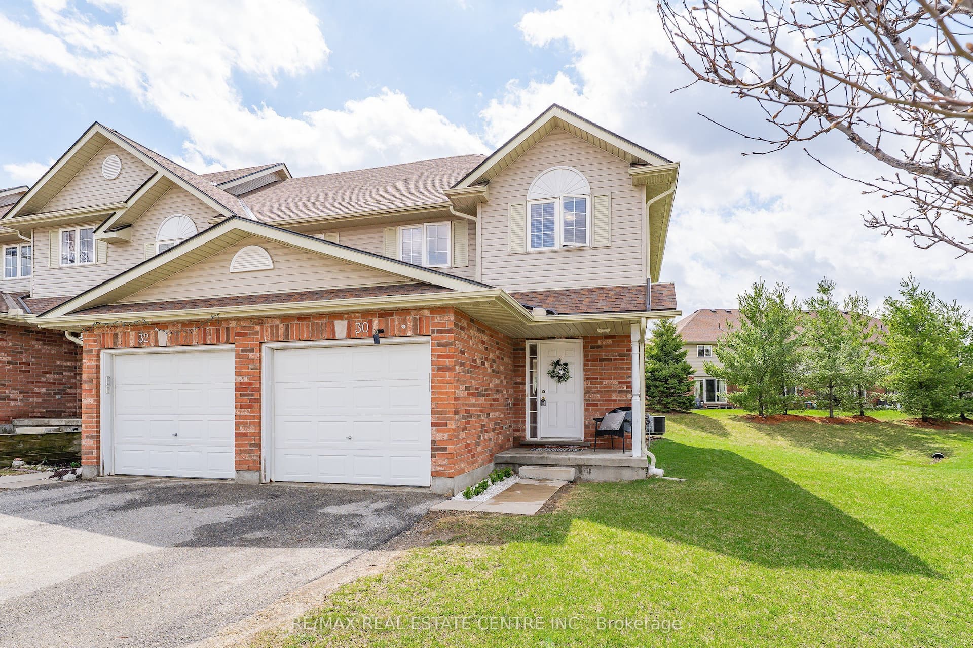 30 Fallowfield Drive — photo 1