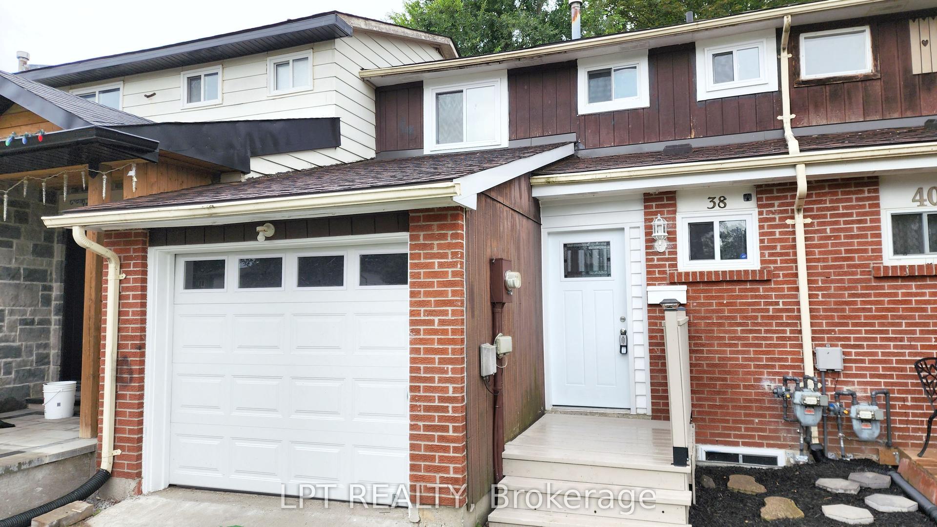 38 Chaucer Crescent, Barrie — Townhouse for sale, photo 1