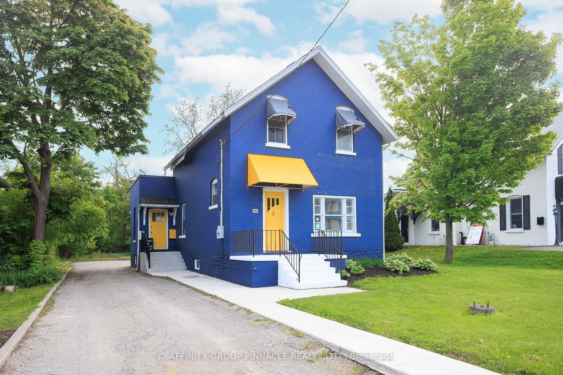 221 Kent Street W — photo 1