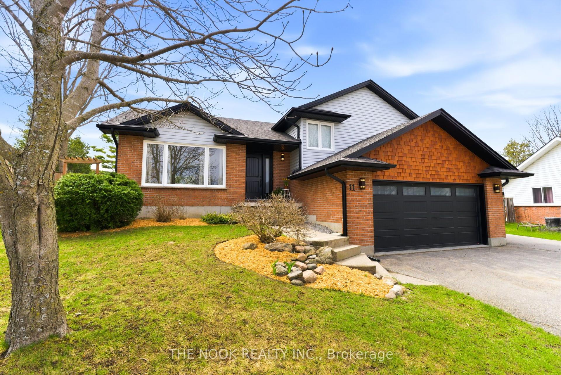 11 Lynn Crescent — photo 1