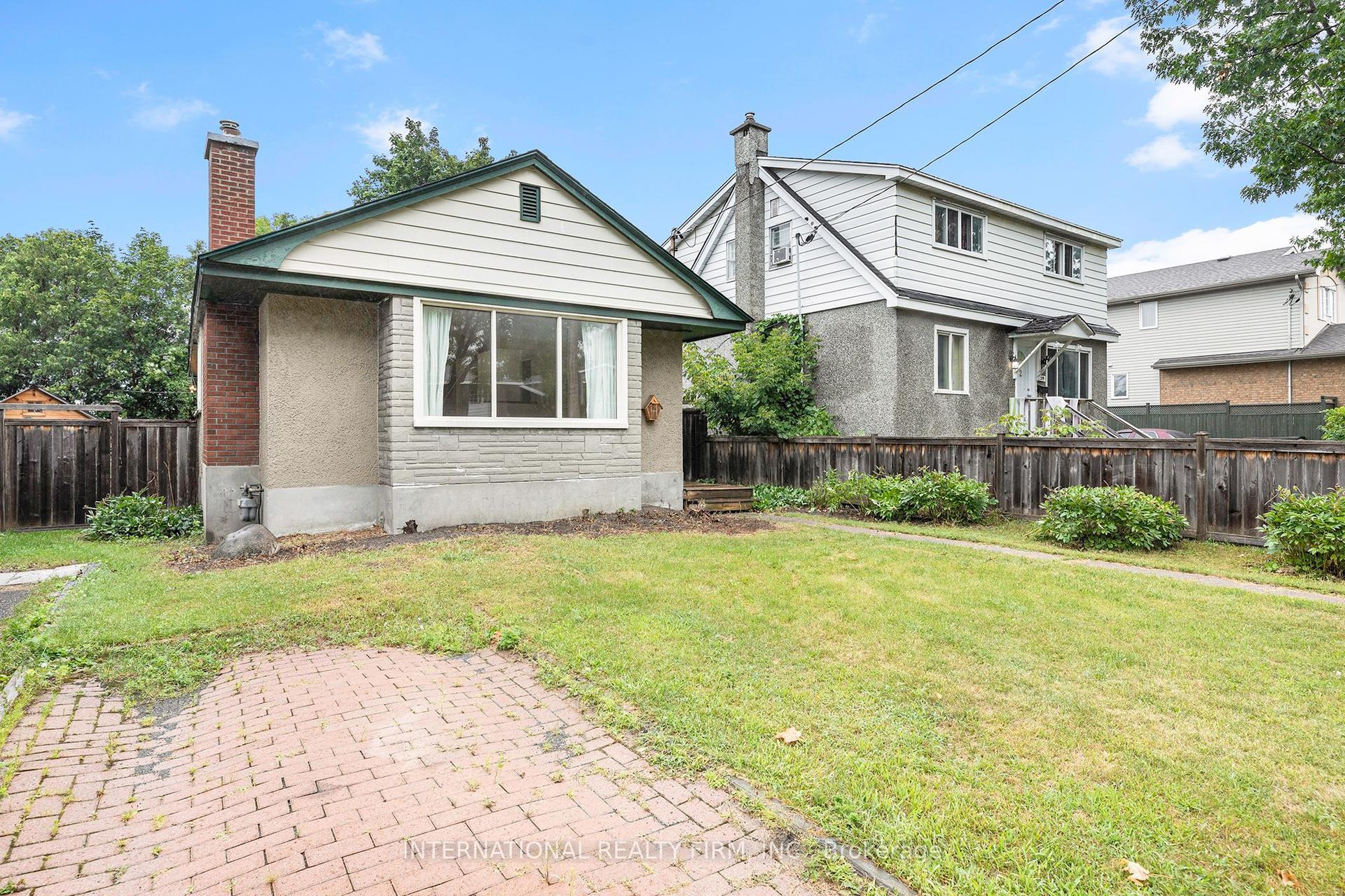323 Lanark Avenue N — photo 1