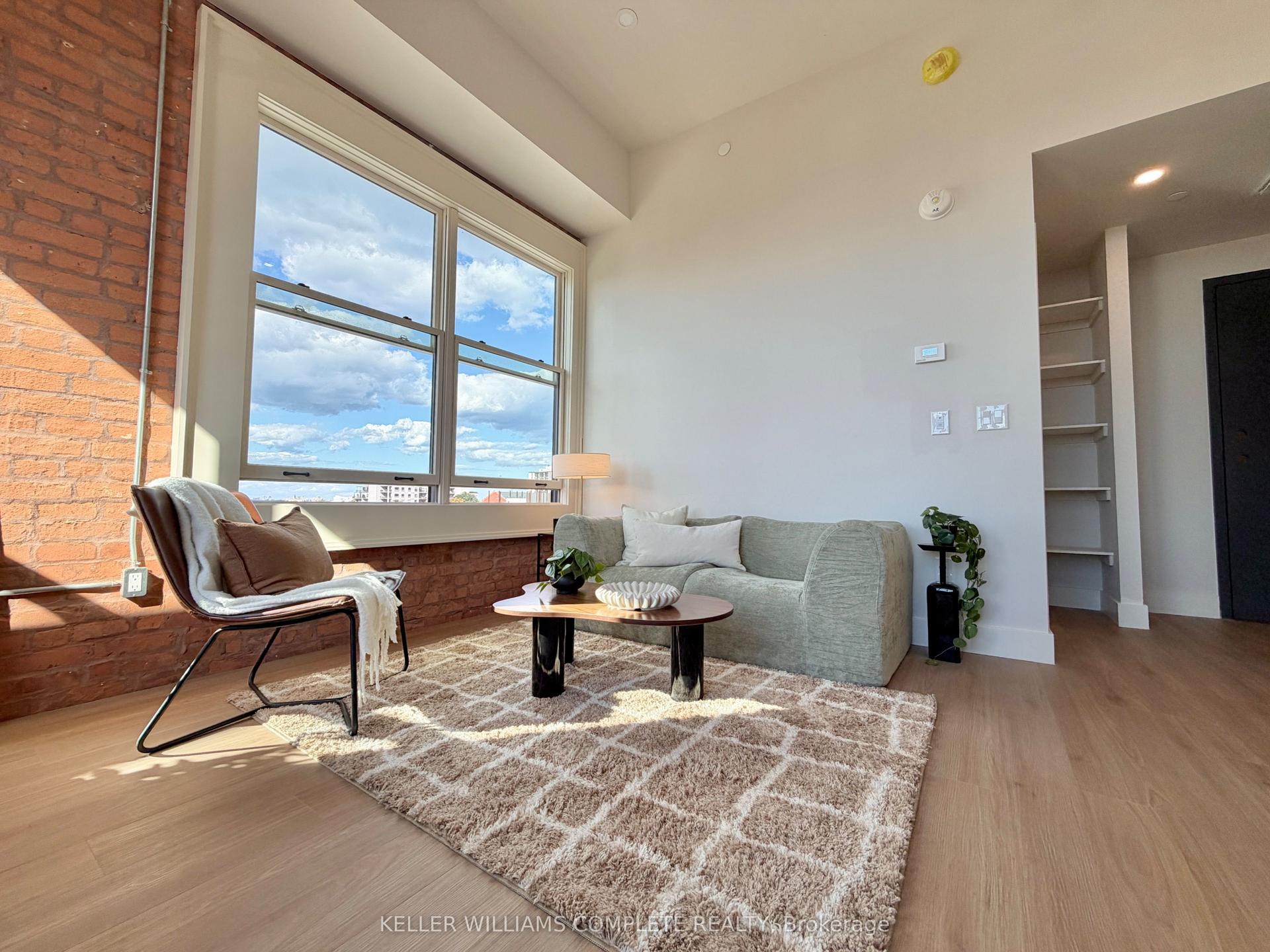 56 York Boulevard 407 #407, Hamilton — Multiplex for lease, photo 1