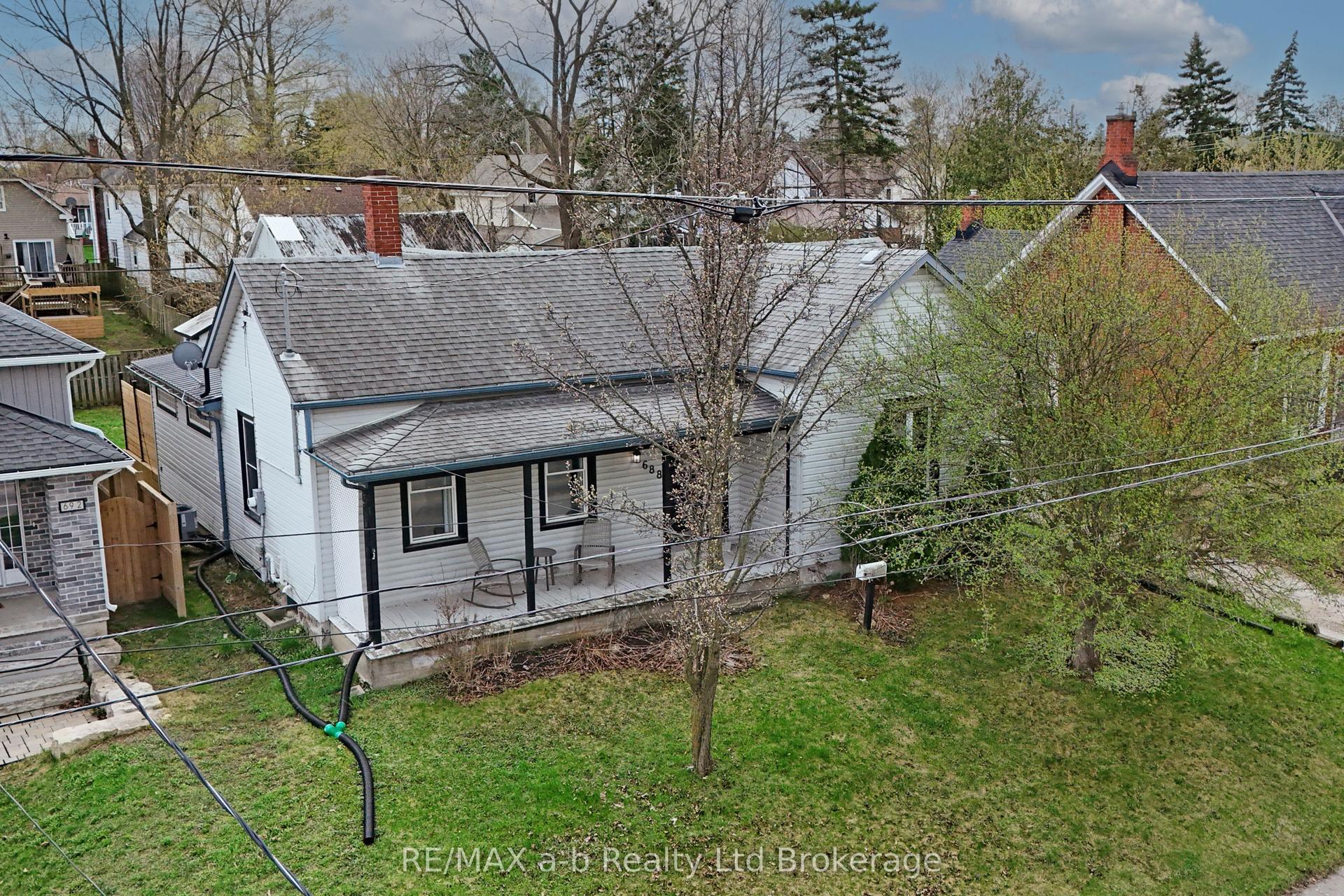 688 Henry Street — photo 1