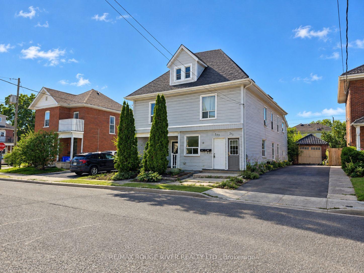 207 Stewart Street, Peterborough — Multiplex for sale, photo 1