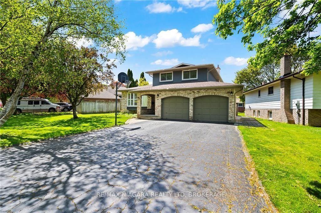 49 Royal Oak Drive — photo 1