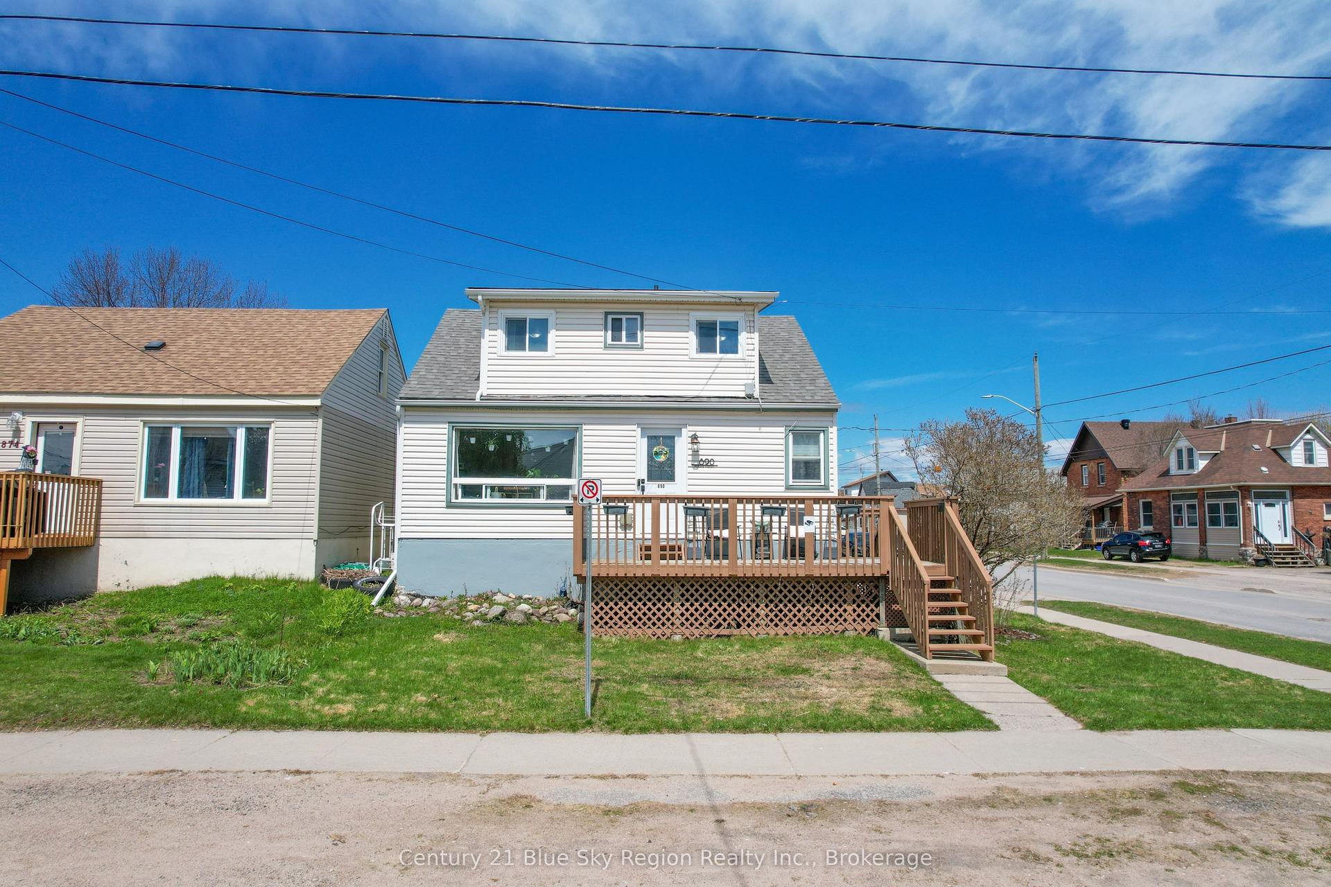 890 Fraser Street — photo 1