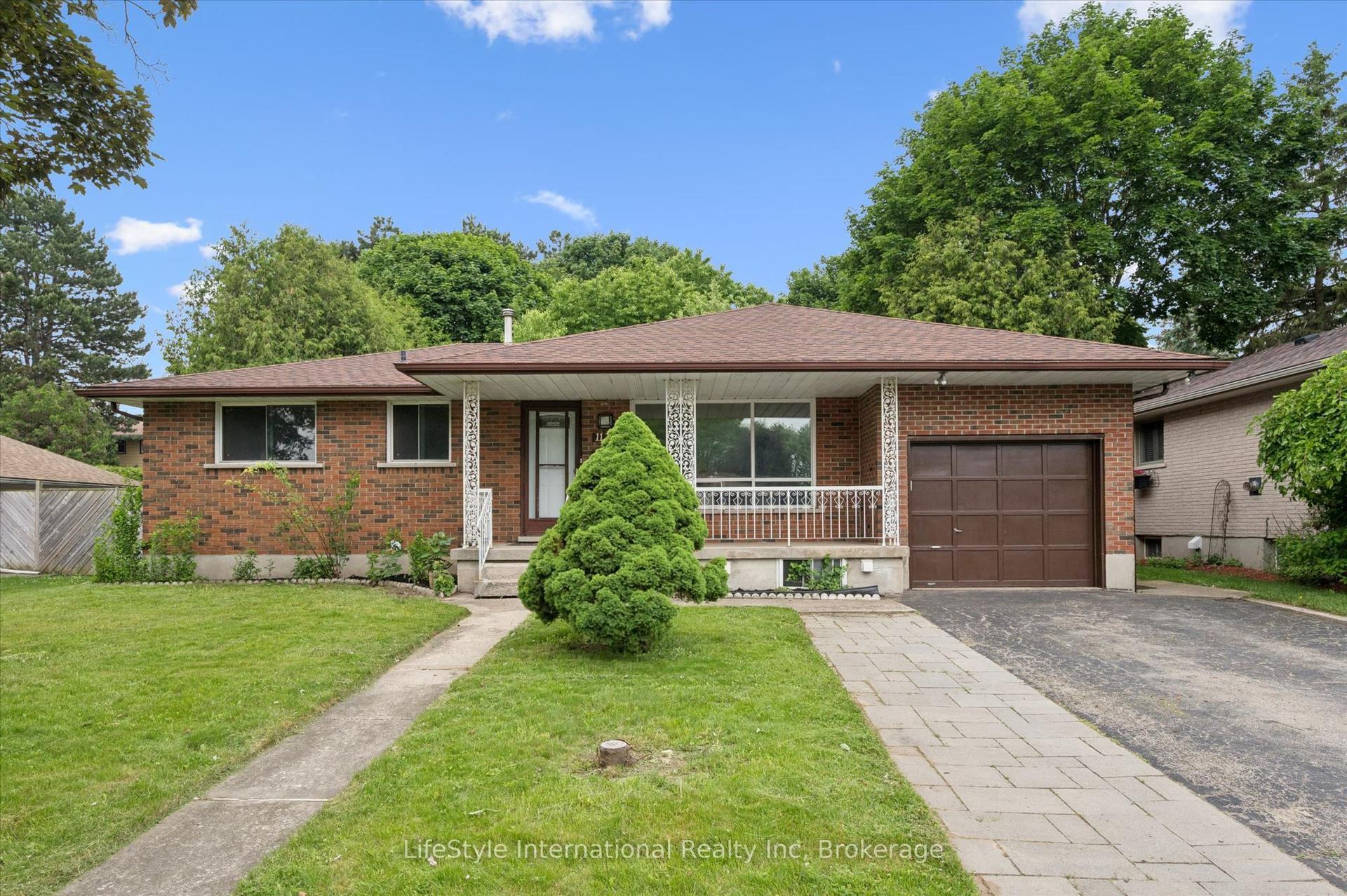 113 Applewood Crescent — photo 1