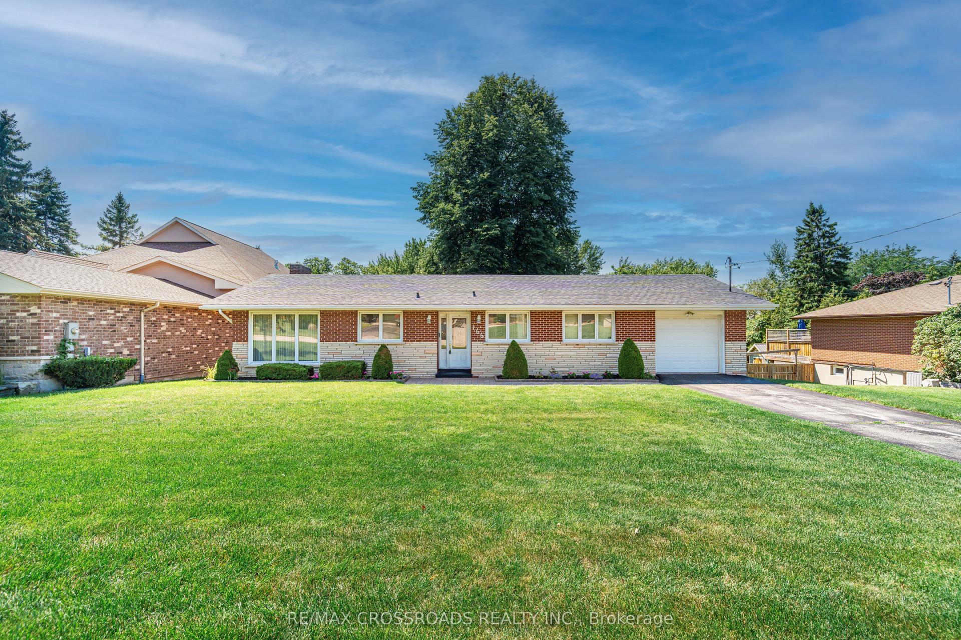 166 Elizabeth Crescent N, Whitby — Detached for sale, photo 1