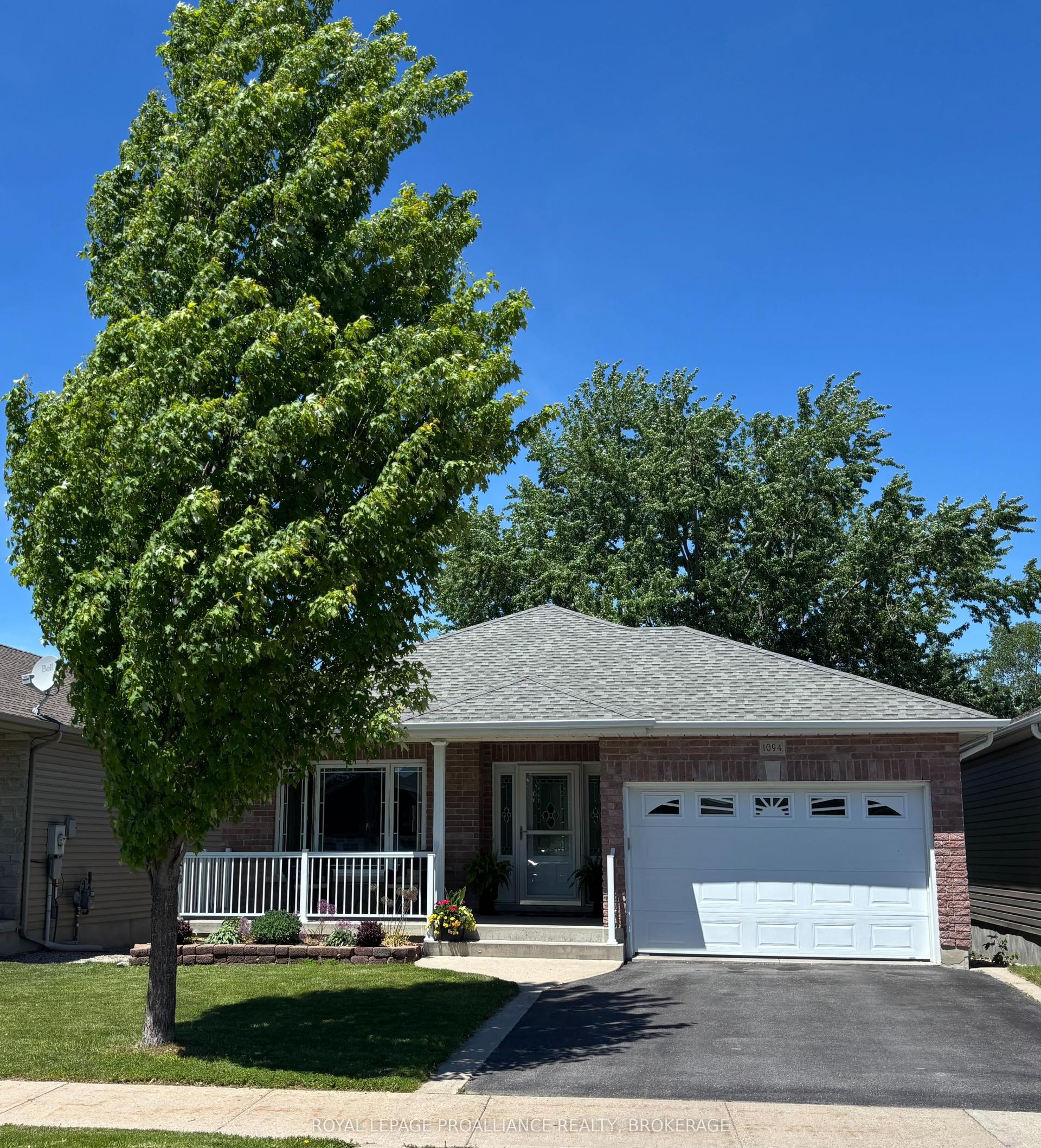 1094 Crossfield Avenue — photo 1