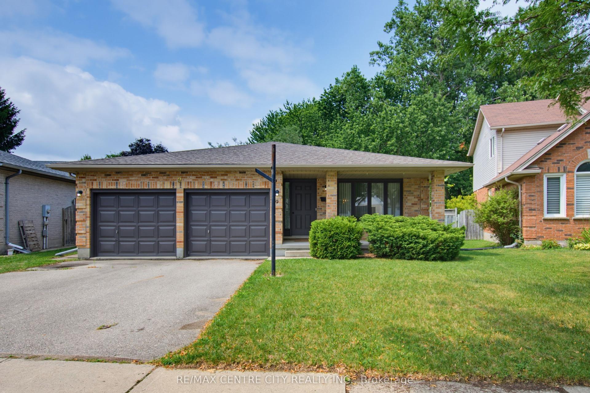 9 Yarmouth Drive, London East — Detached for sale, photo 1