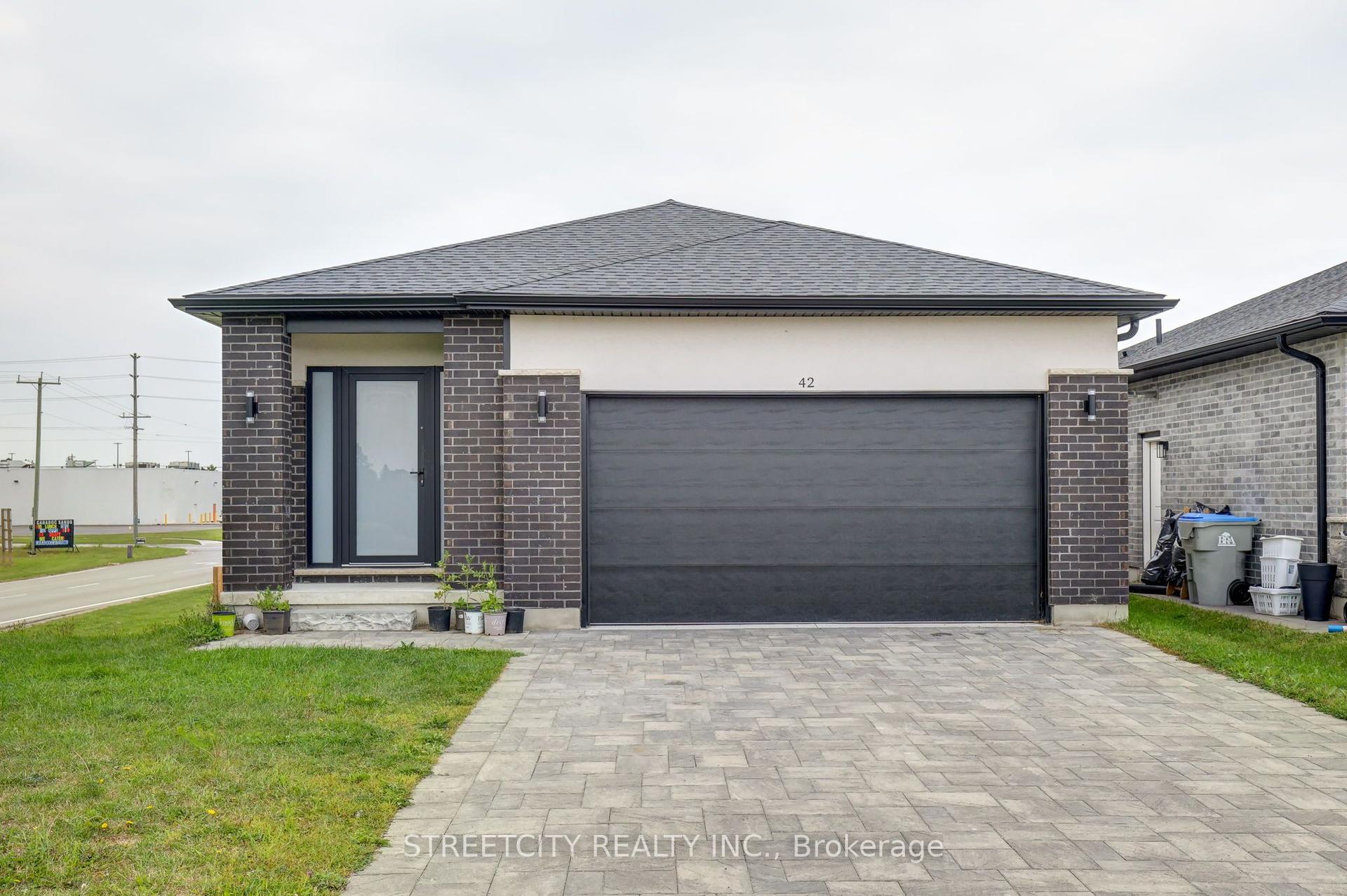42 Alexander Circle — photo 1