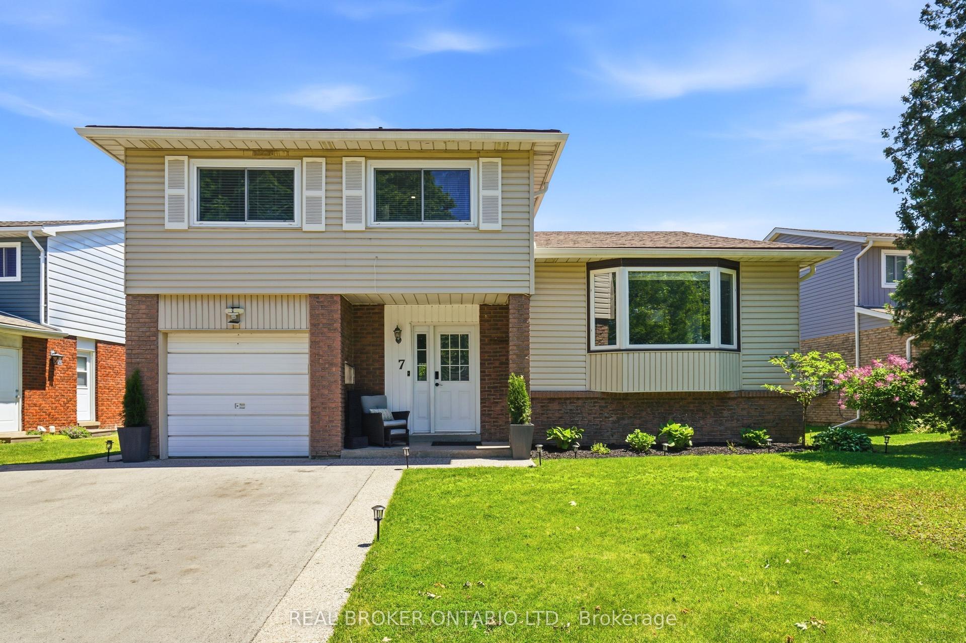 7 Fairington Crescent — photo 1