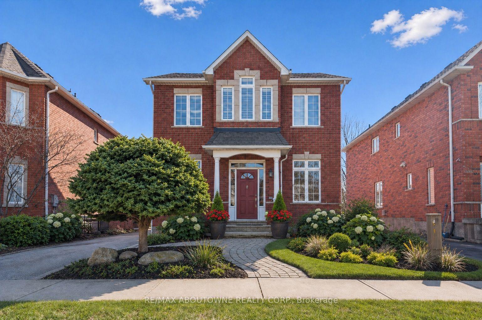2484 Capilano Crescent — photo 1