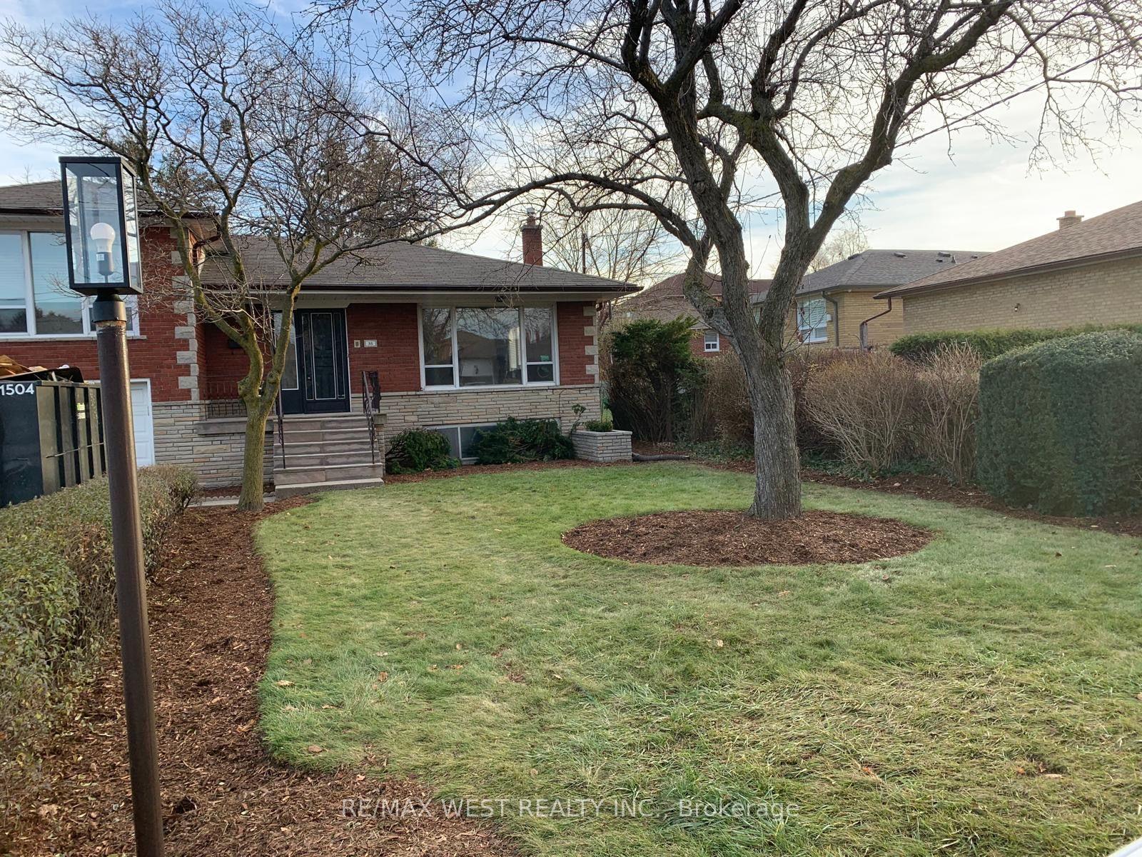 35 Lilywood Road Main #Main, Toronto — Detached for lease, photo 1