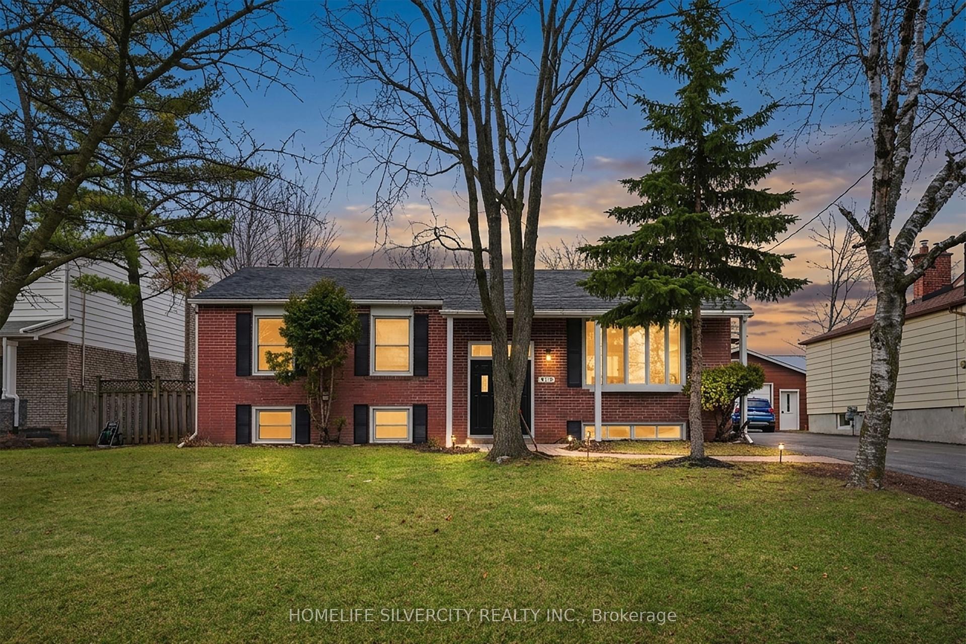 578 Trafford Crescent — photo 1