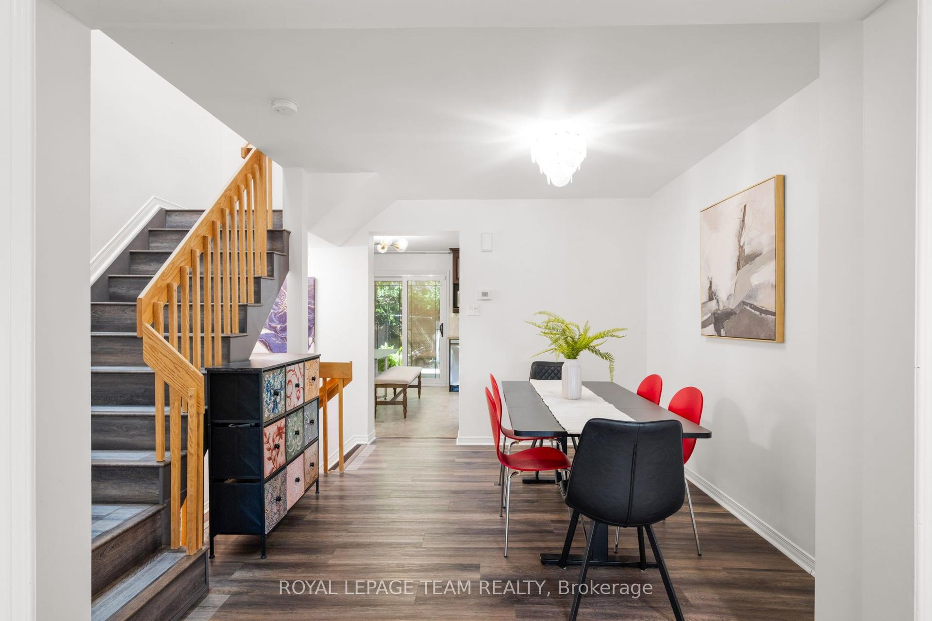 212 Provender Avenue, Manor Park - Cardinal Glen and Area — Townhouse for sale, photo 1