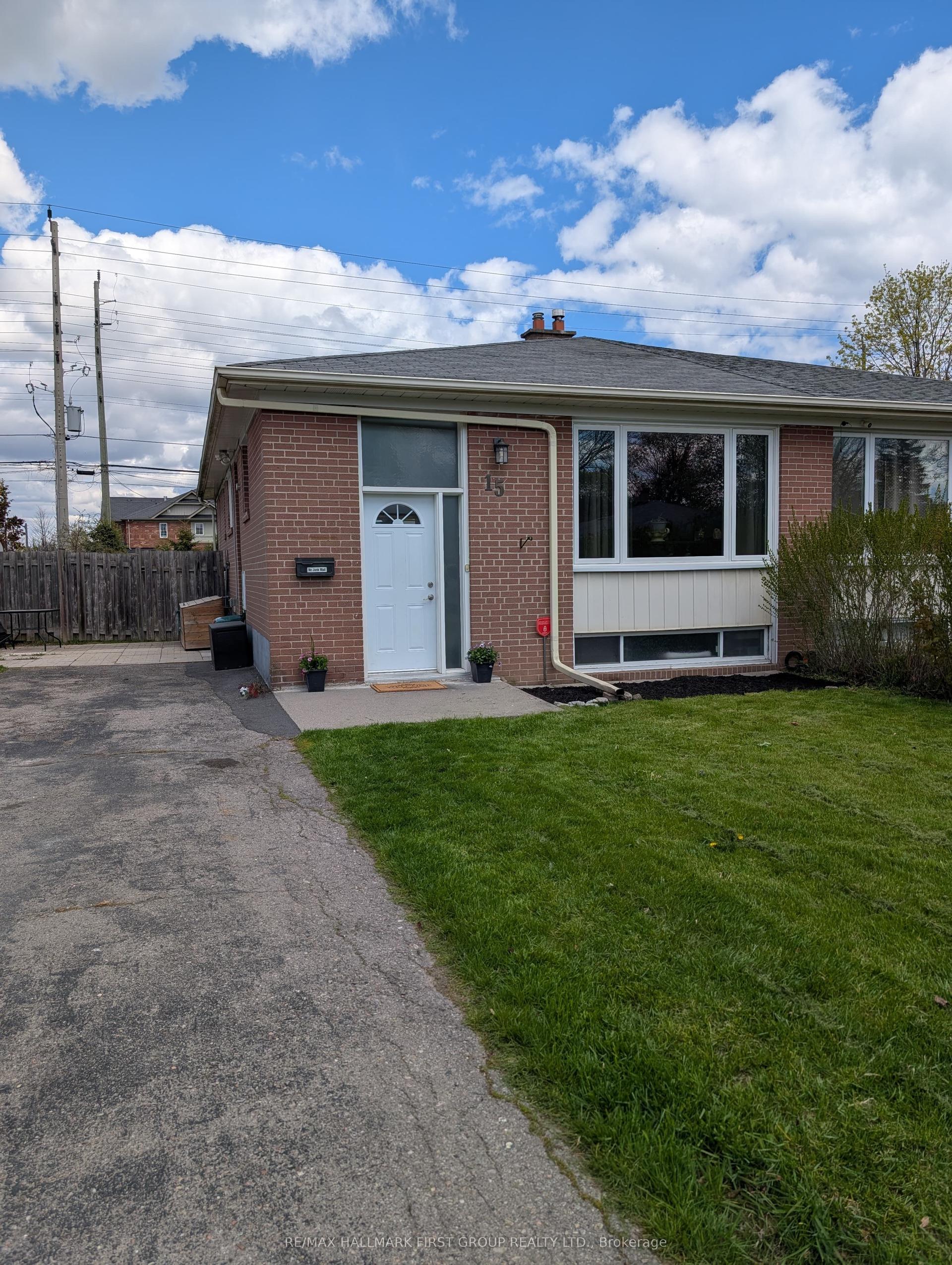 15 Thorncroft Crescent — photo 1