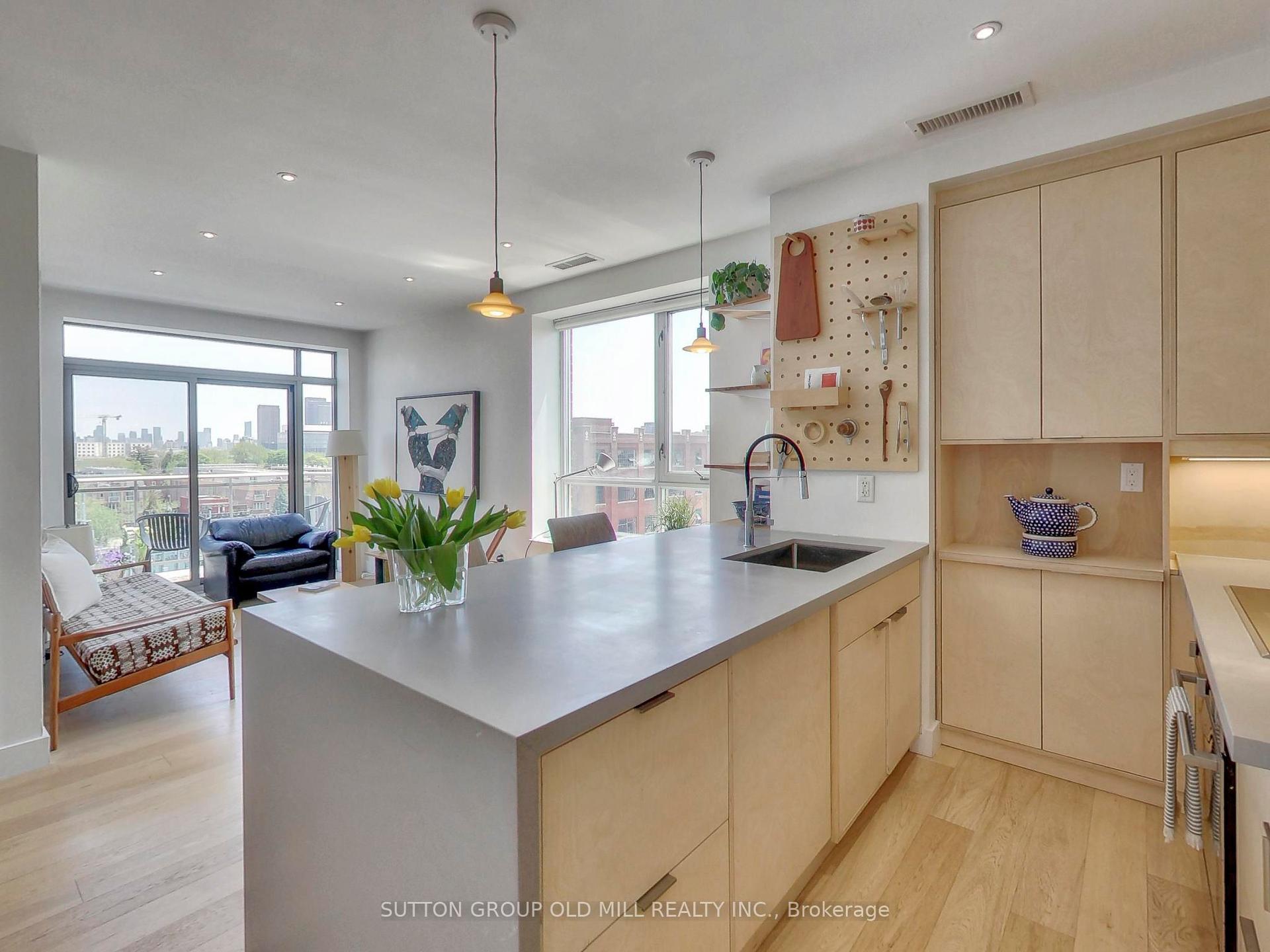 2495 Dundas Street W 712 #712 — photo 1