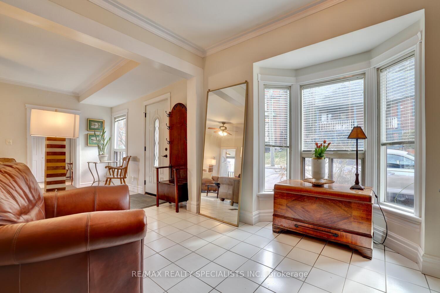 17 Foster Avenue — photo 1