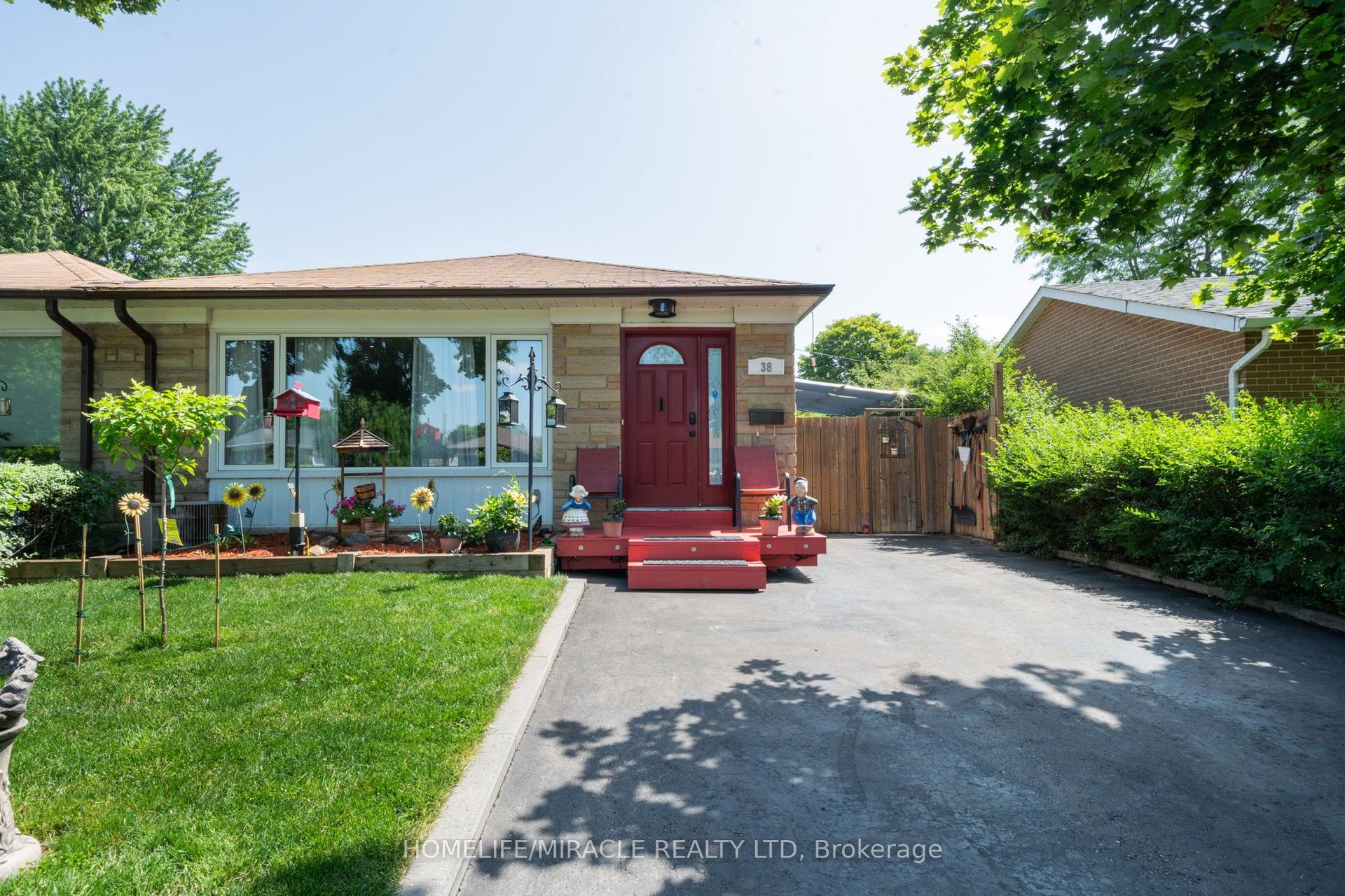 38 Ascot Avenue, Brampton — Semi-Detached for sale, photo 1