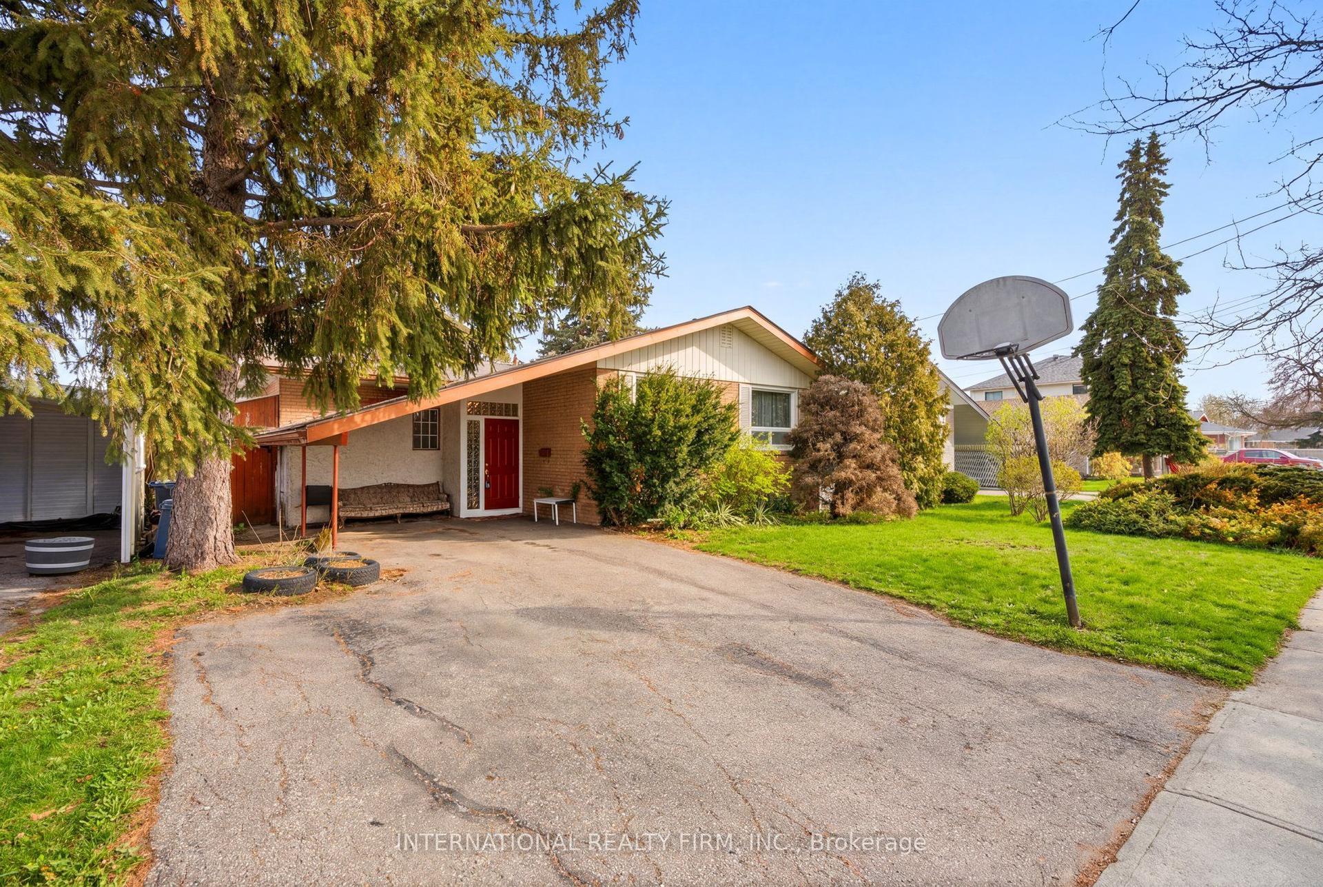84 Hadrian Drive, Toronto — Detached for sale, photo 1