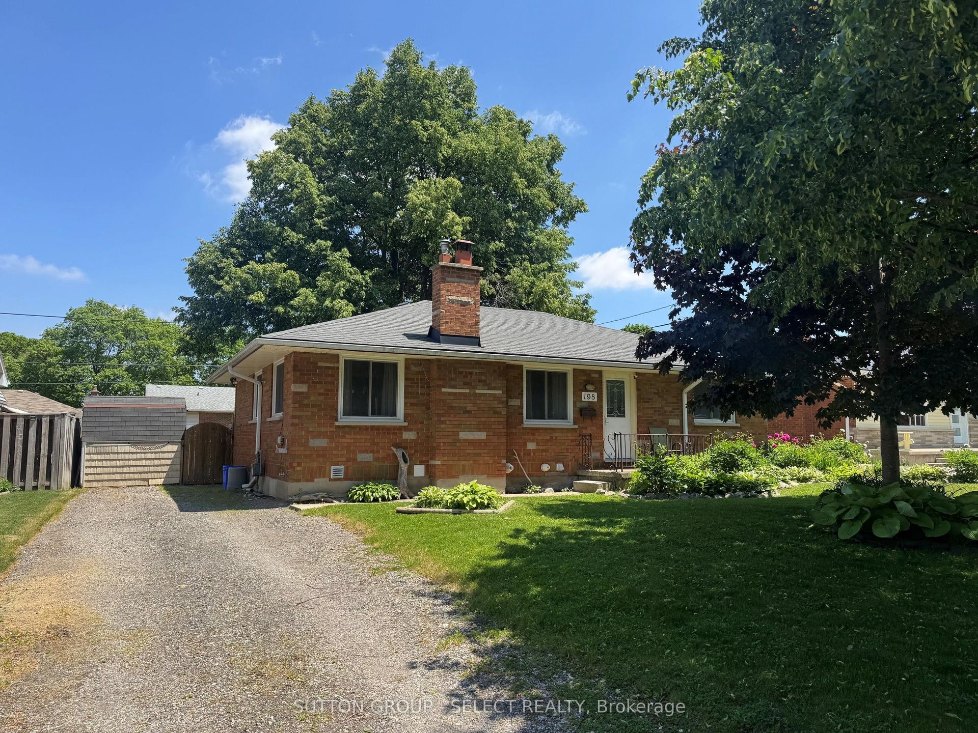 198 Arlington Crescent — photo 1