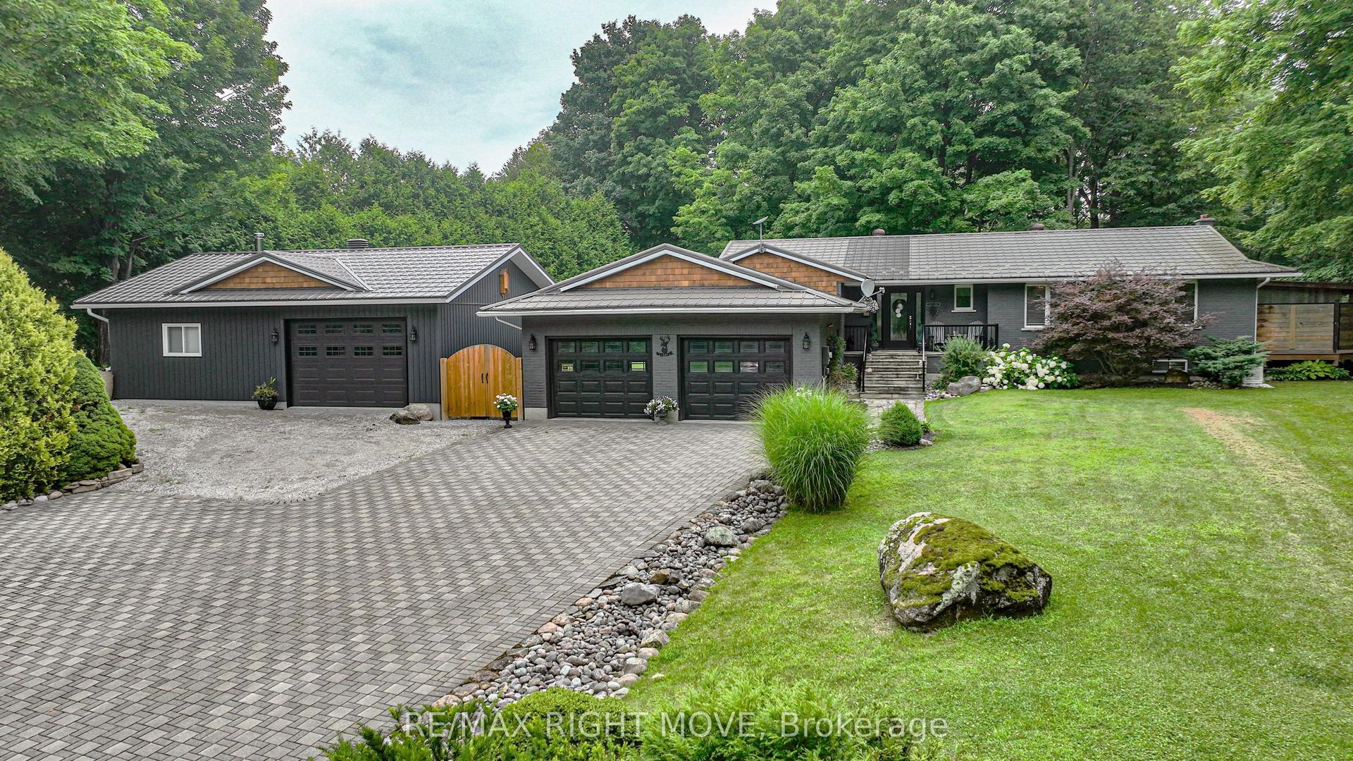 1220 Birchcliffe Crescent — photo 1