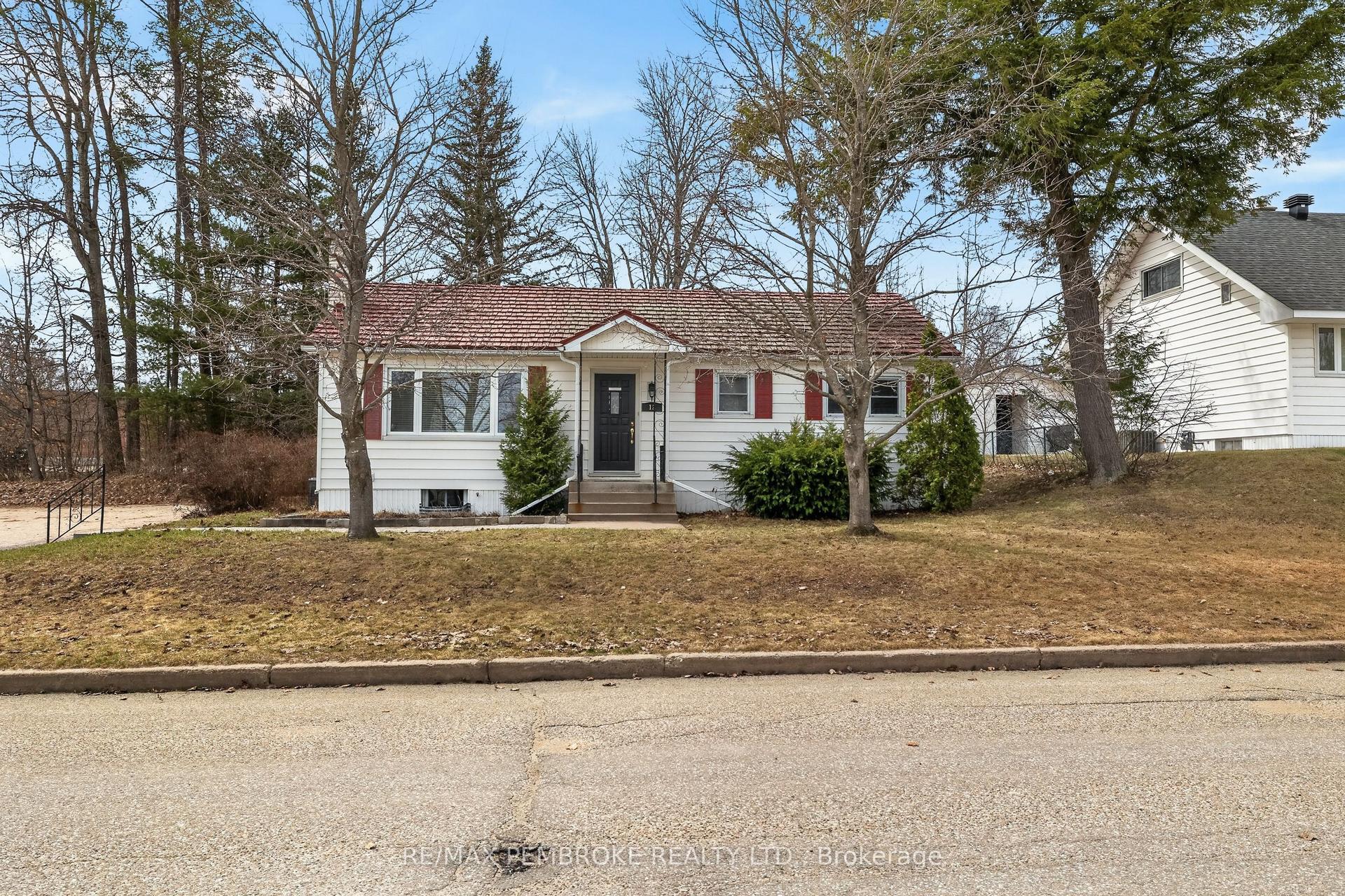 12 Alder Crescent — photo 1