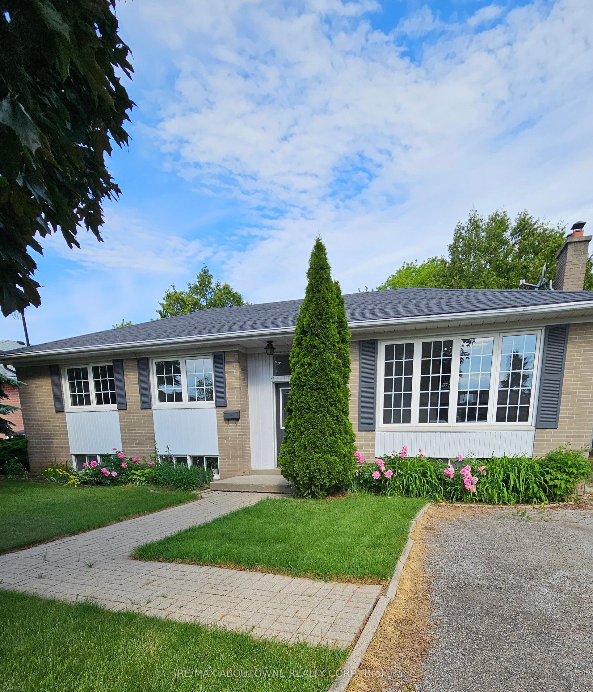 1377 Selkirk Avenue — photo 1