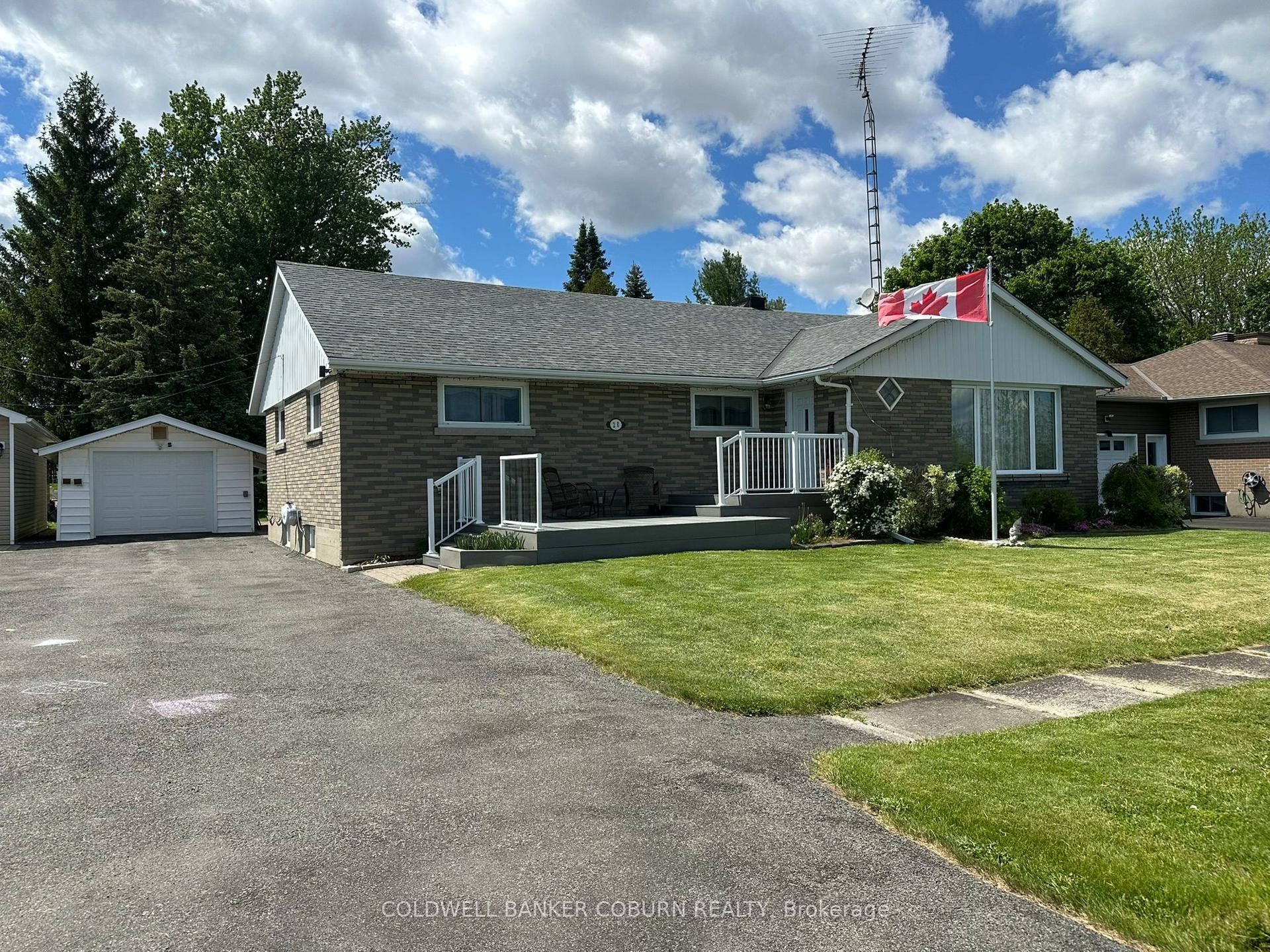 20 Elizabeth Drive — photo 1