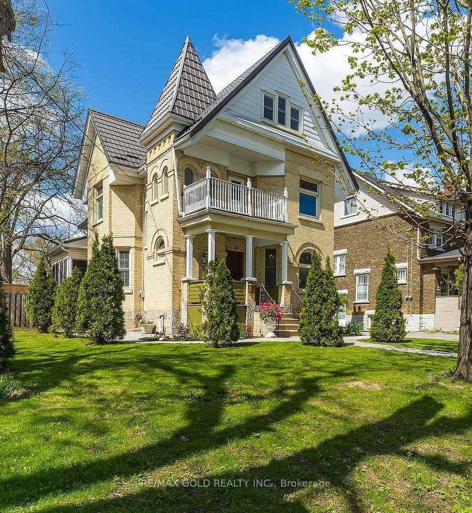 16 Maynard Avenue — photo 1