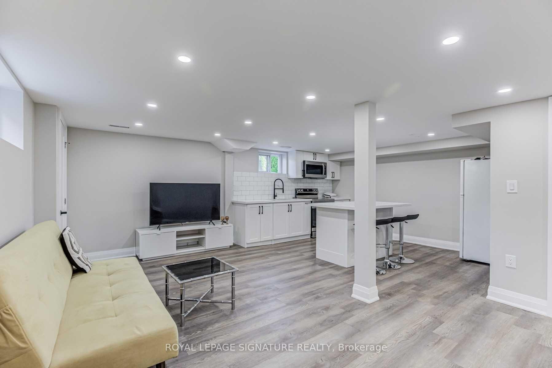 54 Inniswood Drive, Toronto — Detached for lease, photo 1