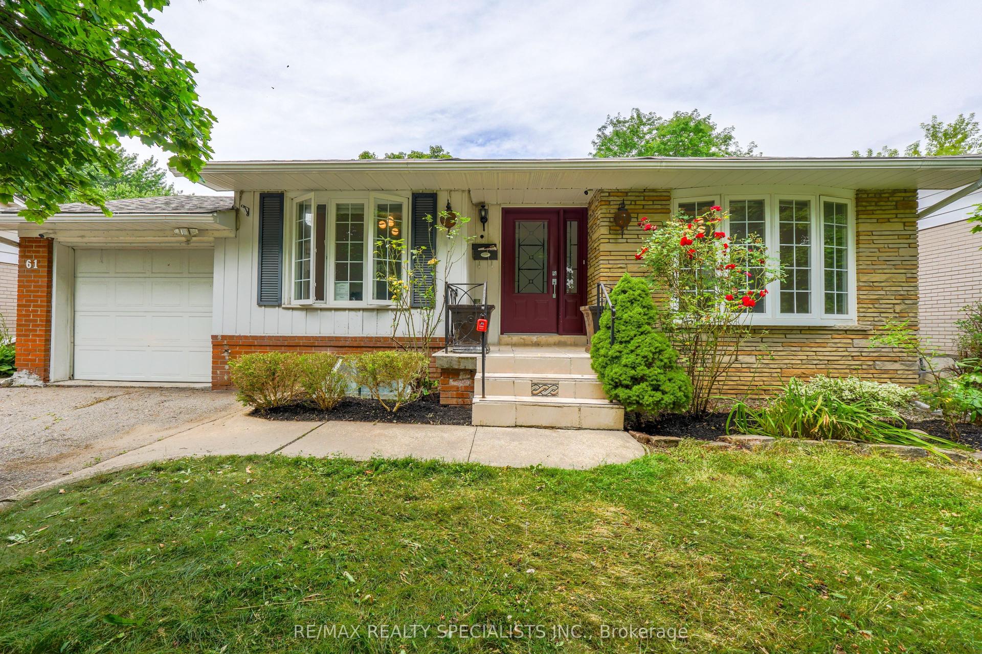 61 AMBLESIDE Drive — photo 1