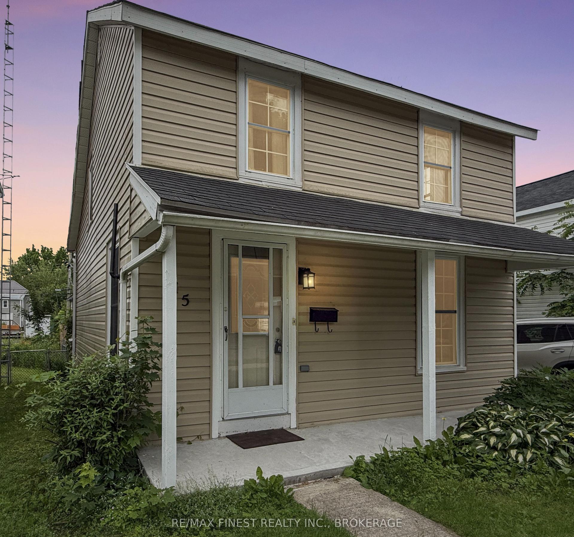 215 Brock Street, Gananoque — Detached for sale, photo 1