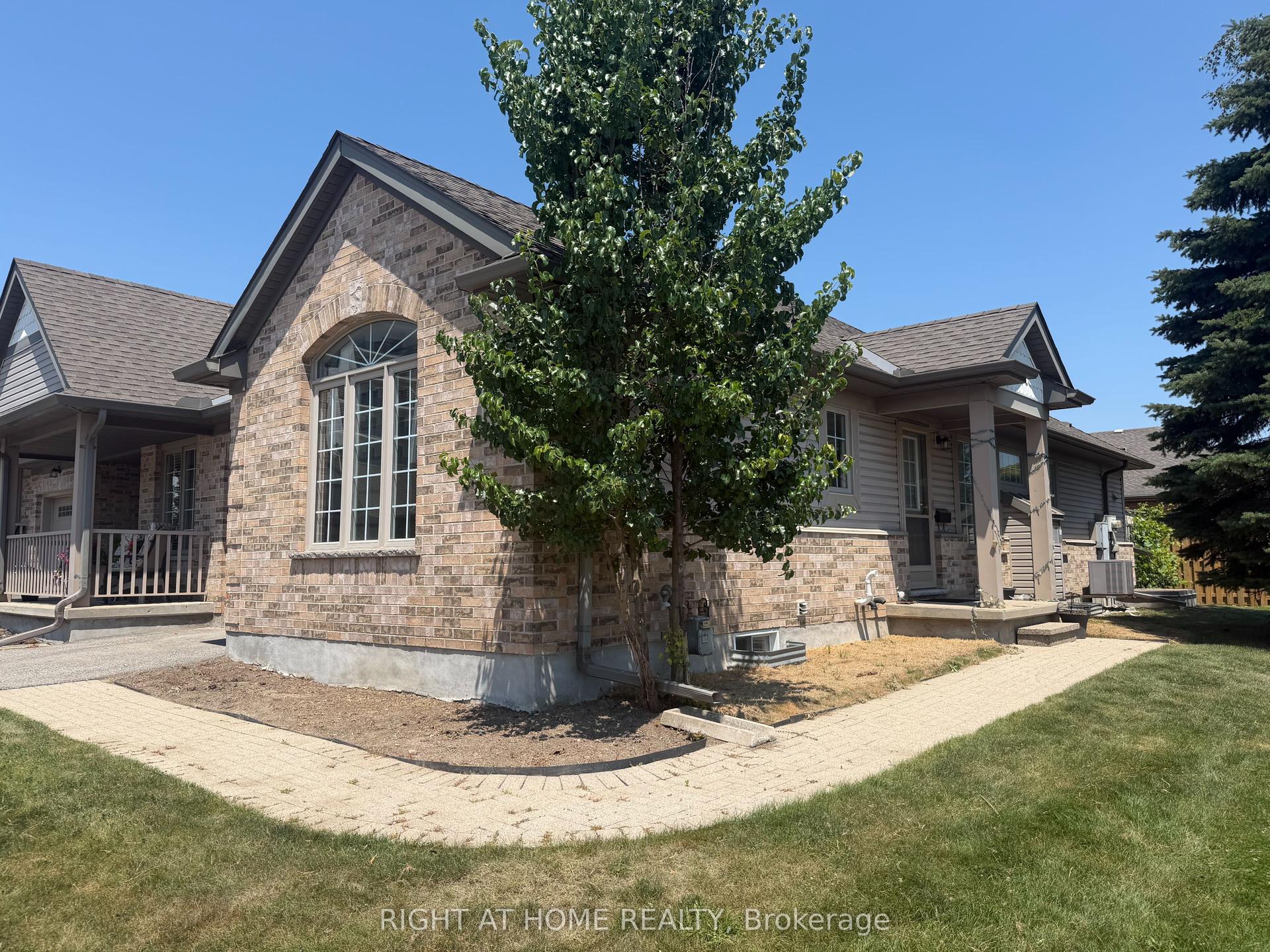 215 North Centre Road 17 #17, London North — Condo Town for lease, photo 1