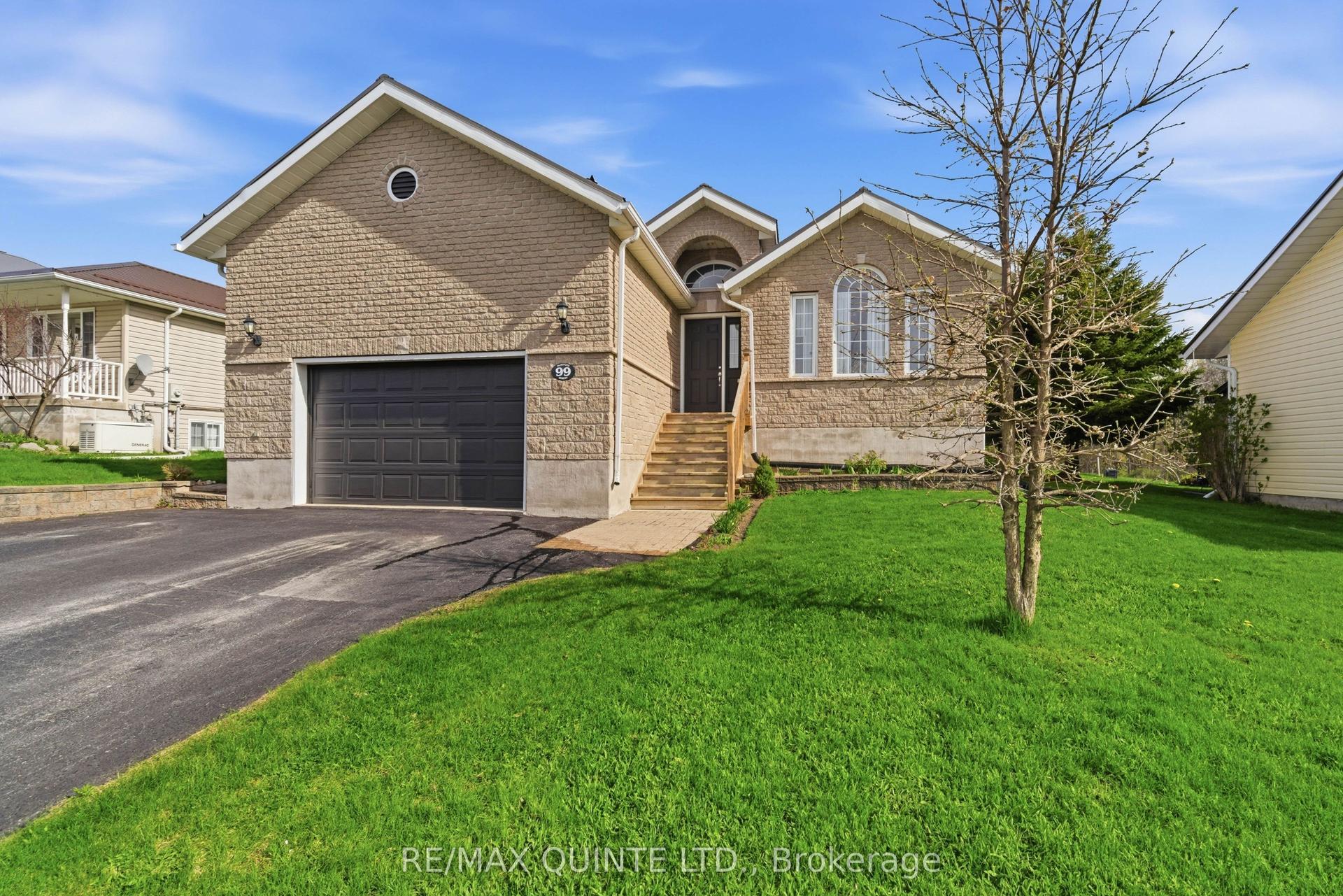 99 McKenzie Street, Centre Hastings — Detached for sale, photo 1
