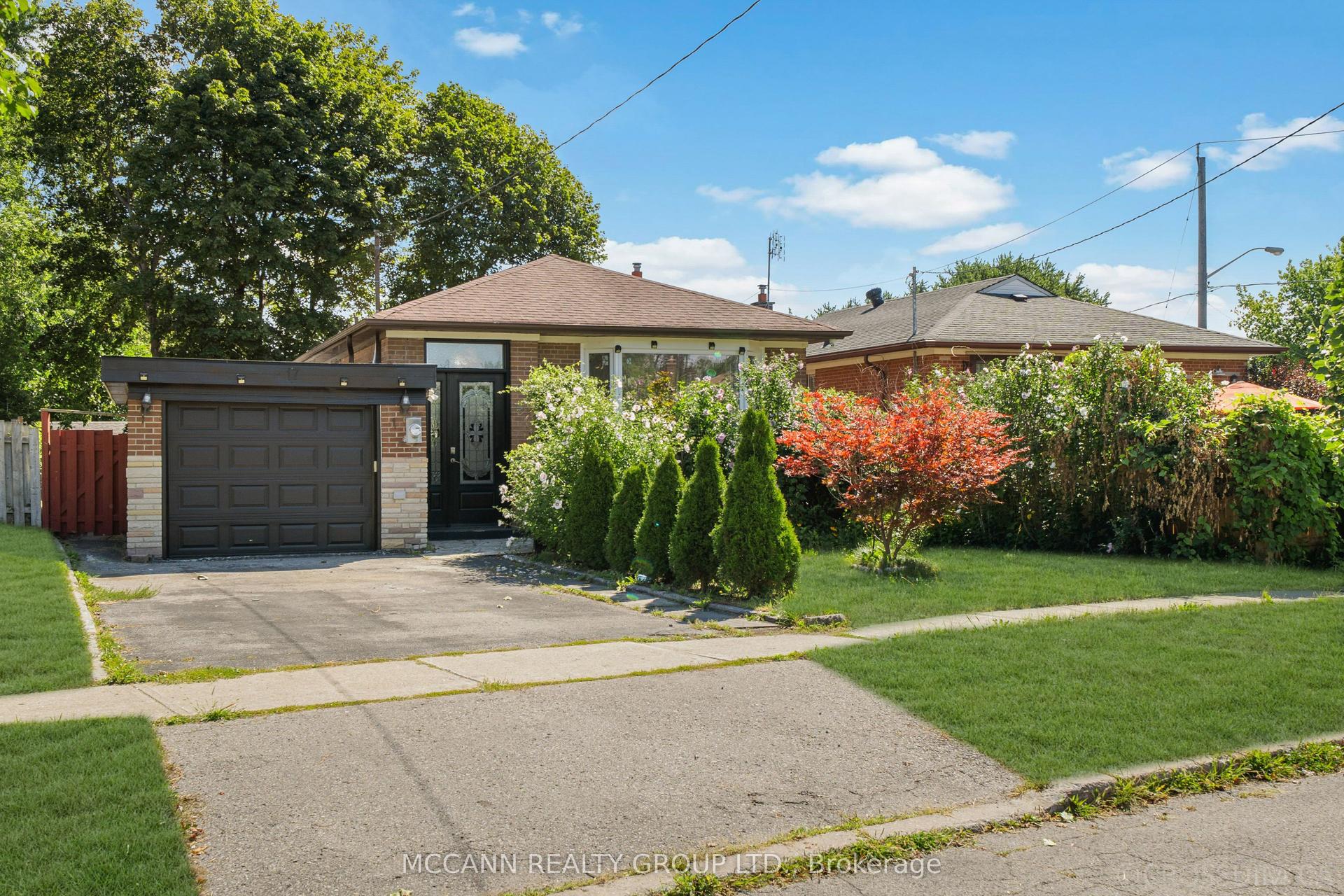 17 Barlow Road, Toronto — Detached for sale, photo 1