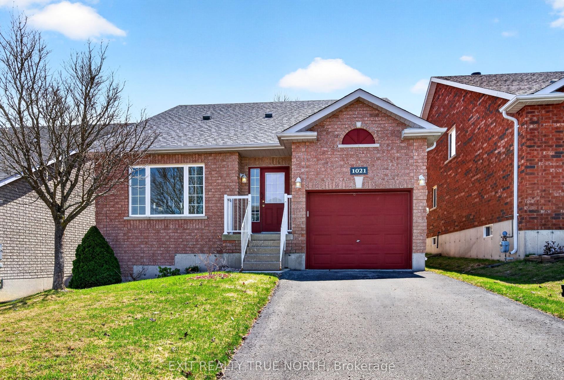1021 Whitney Crescent — photo 1