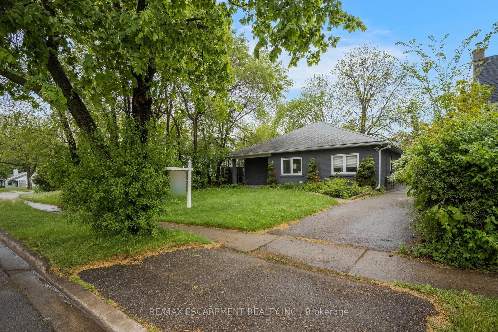 16 Woodward Avenue, Brampton — Detached for sale, photo 1