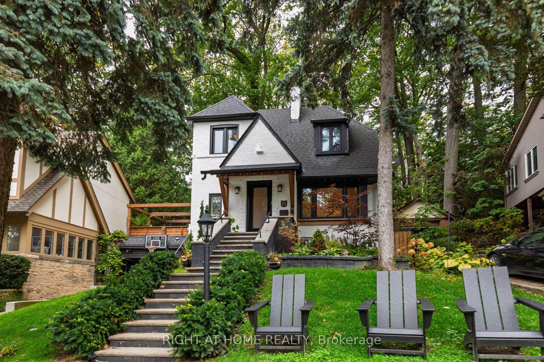 16 Pine Crescent, Toronto — Detached for sale, photo 1
