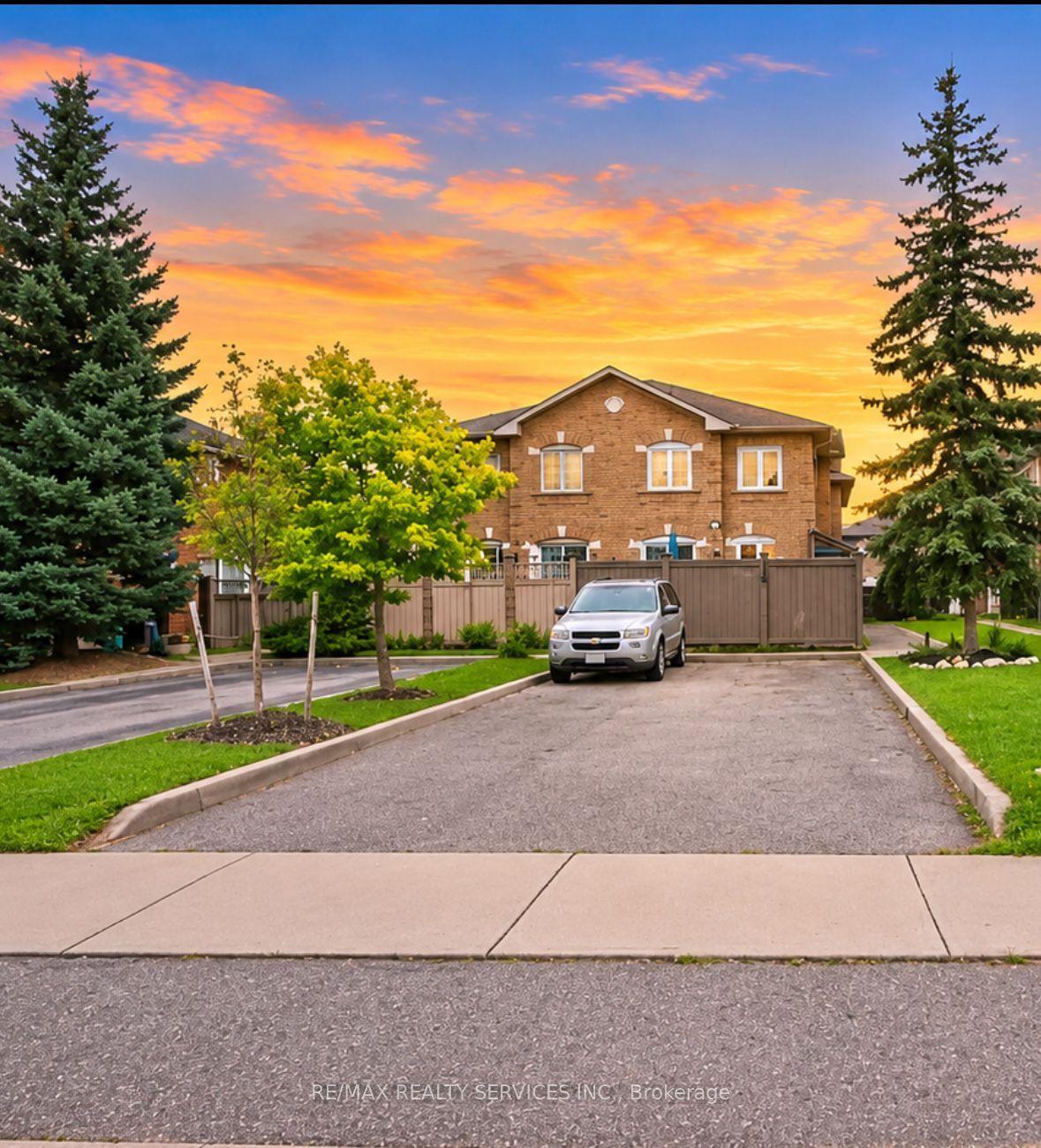 121 Pressed Brick Drive, Brampton — Townhouse for sale, photo 1
