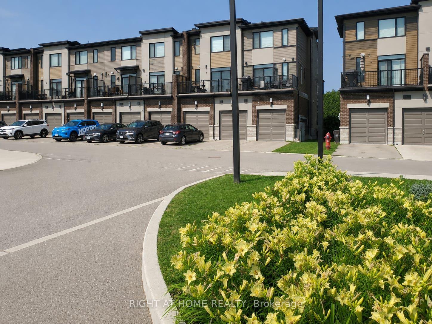 590 North Service Road 15 #15, Hamilton — Condo Town for sale, photo 1