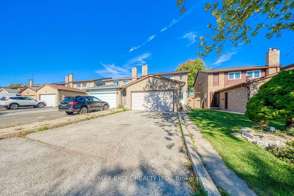 106 Upton Crescent — photo 1