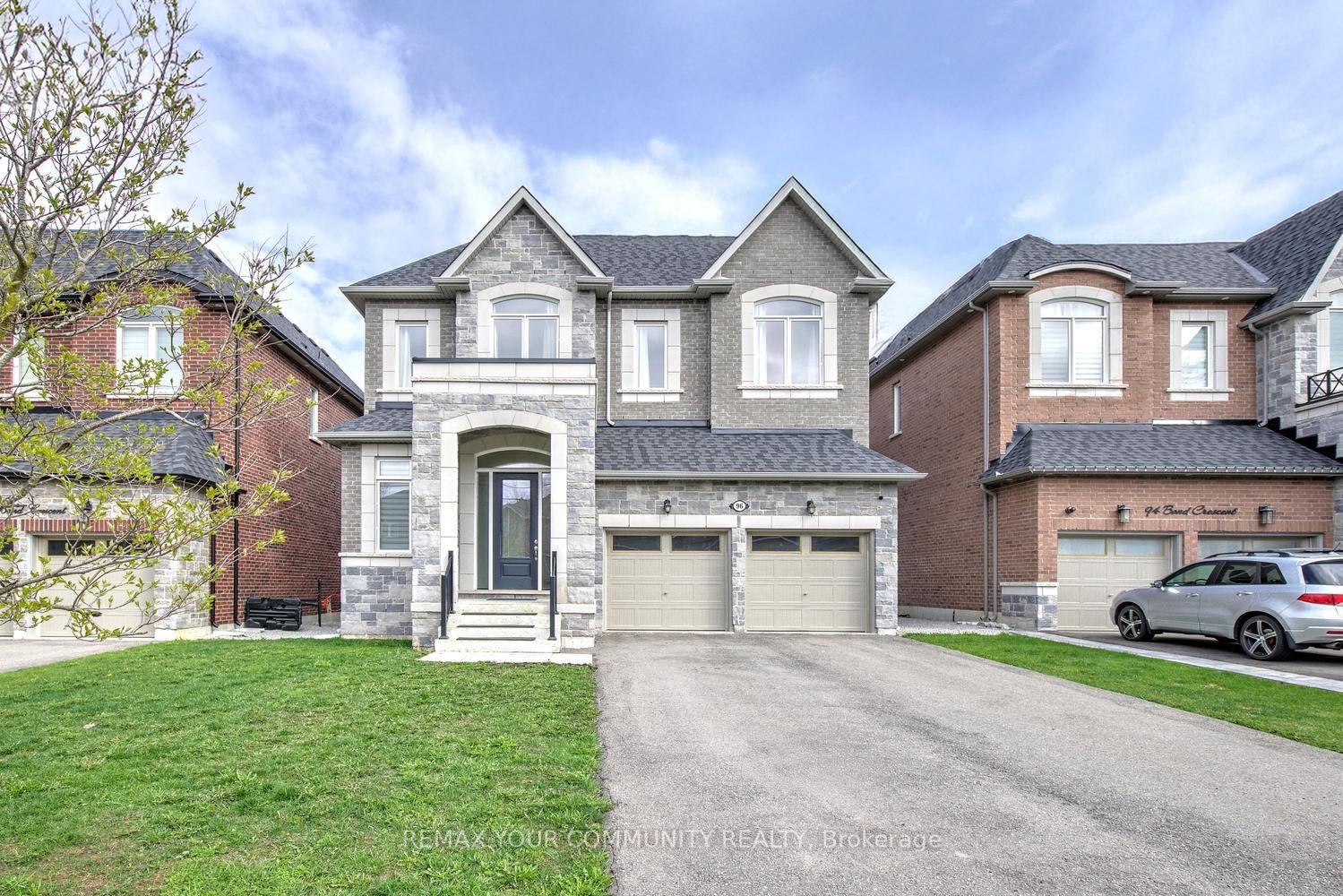96 Bond Crescent — photo 1