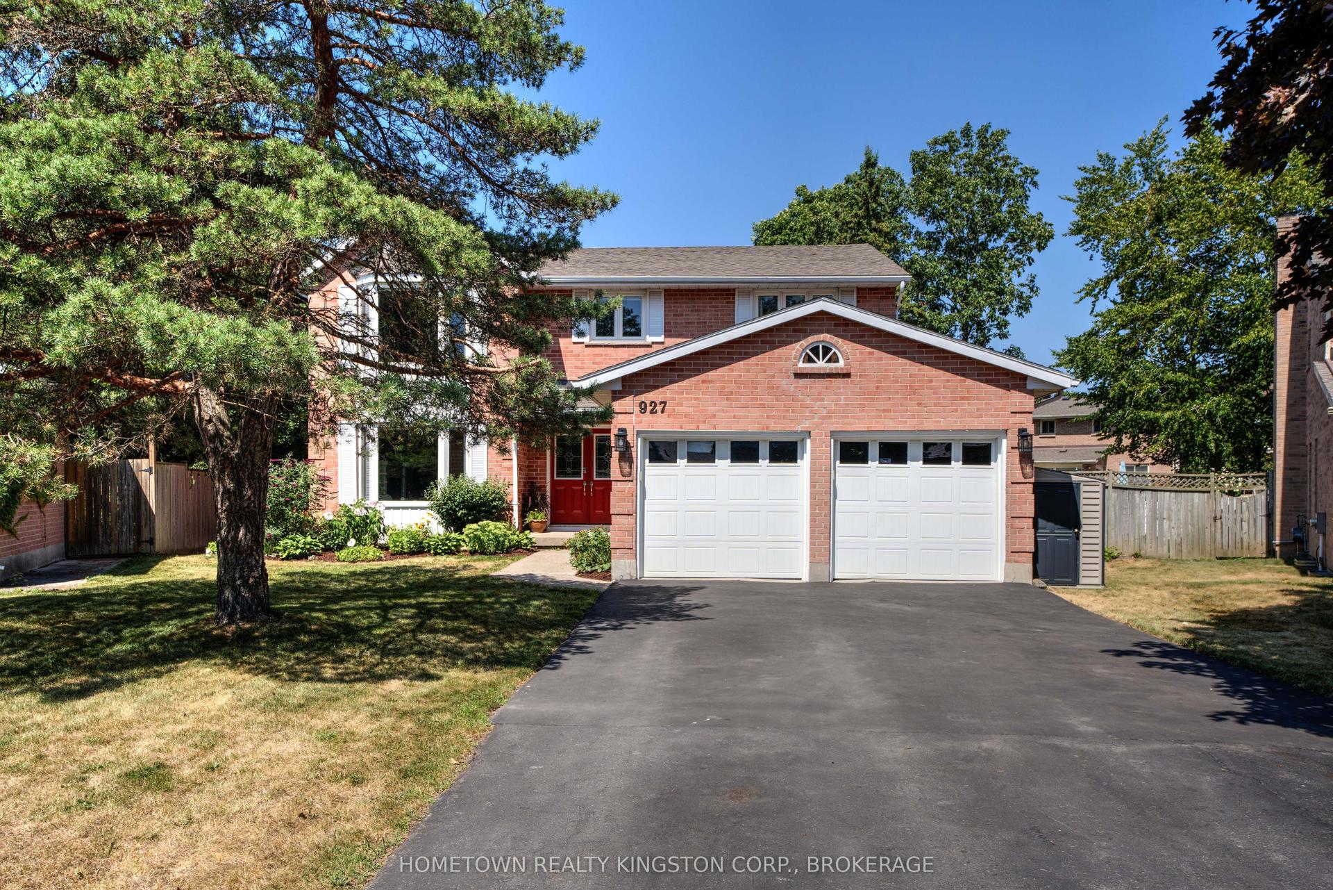 927 Edinborough Crescent — photo 1