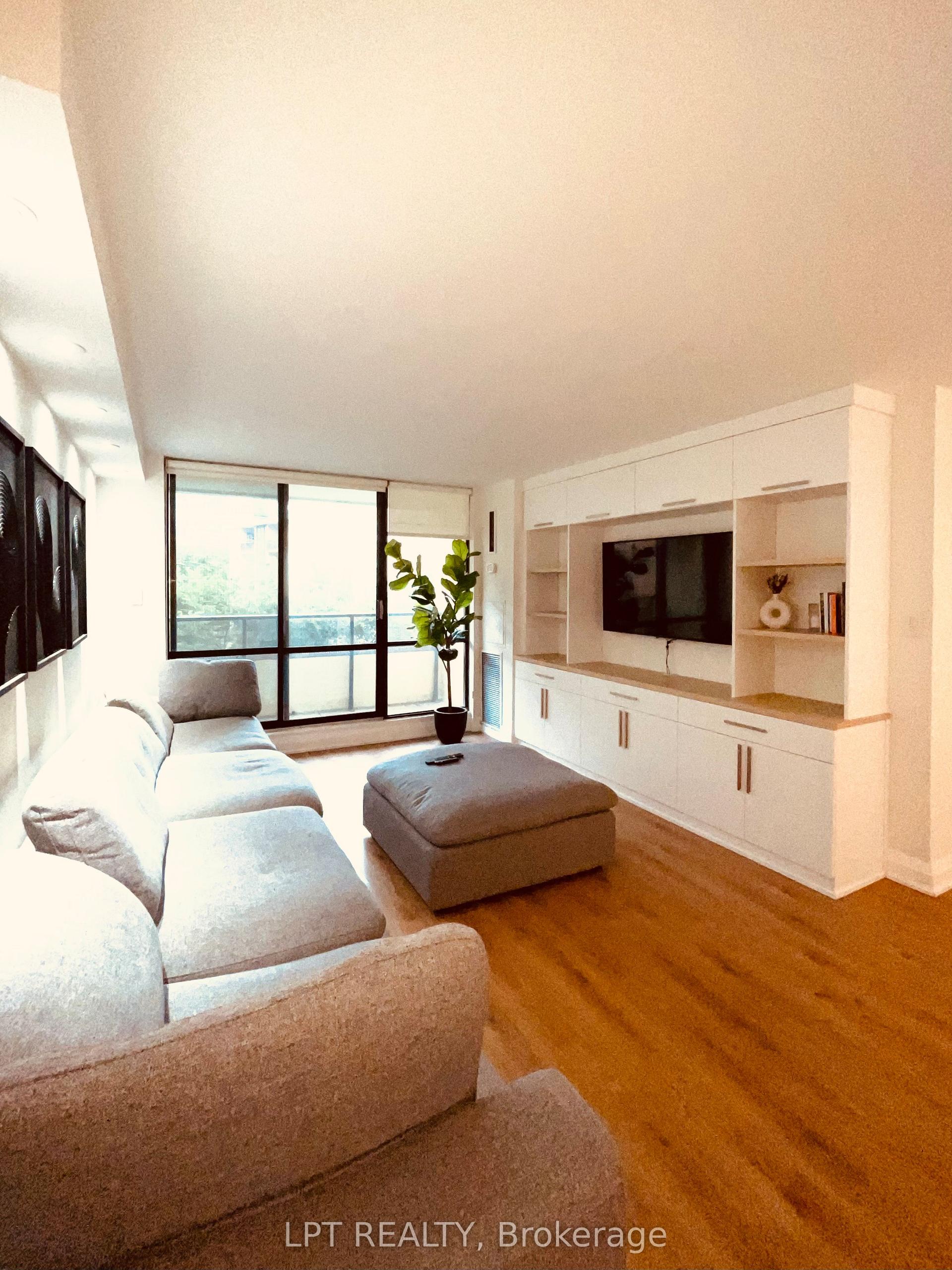 22 Shallmar Boulevard 402 #402, Toronto — Condo for lease, photo 1