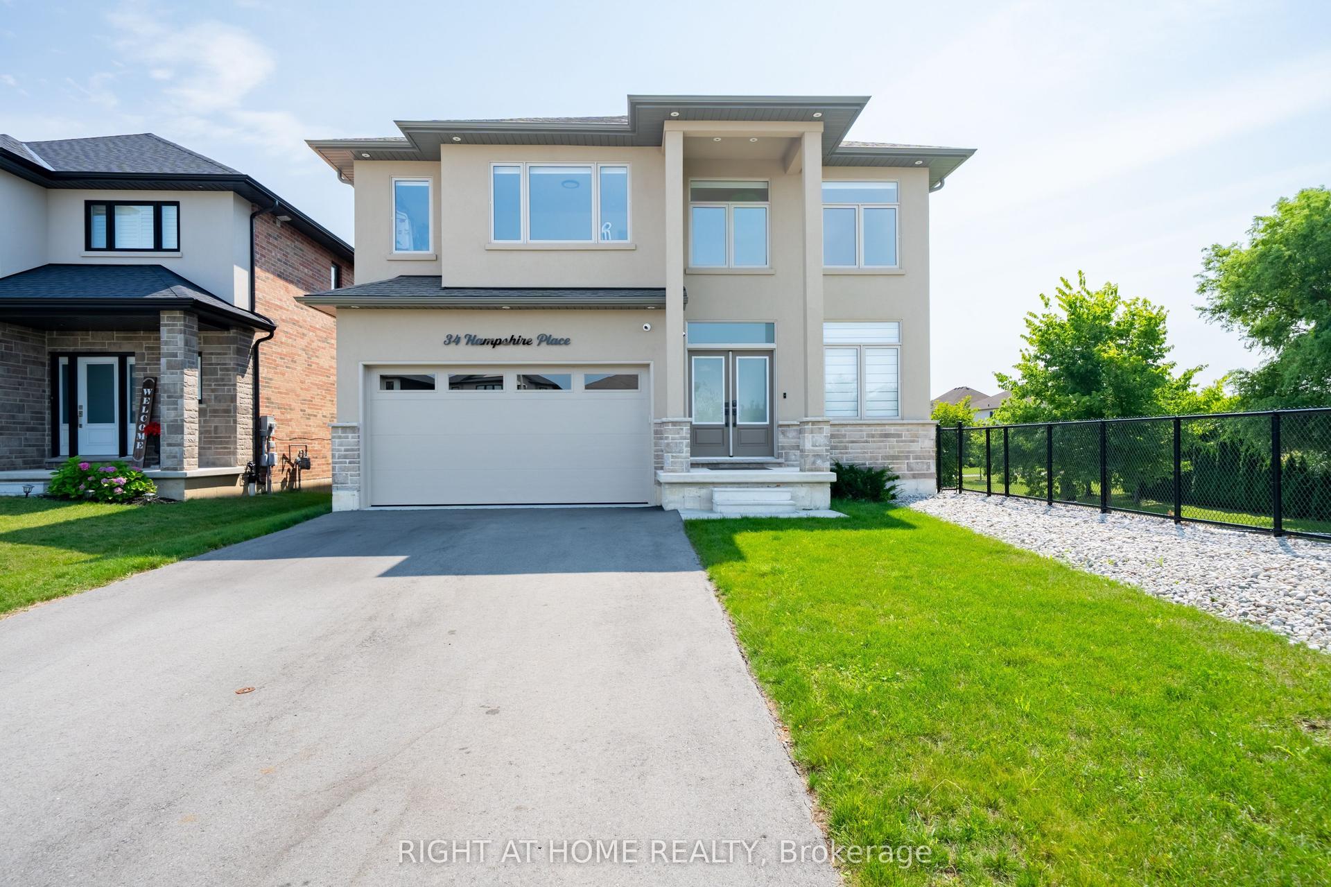 34 Hampshire Place, Hamilton — Detached for sale, photo 1