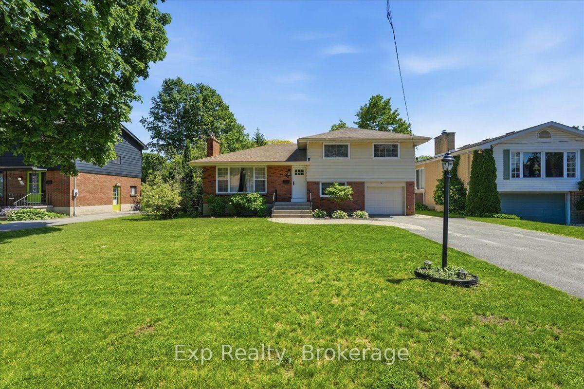 48 Melrose Crescent — photo 1