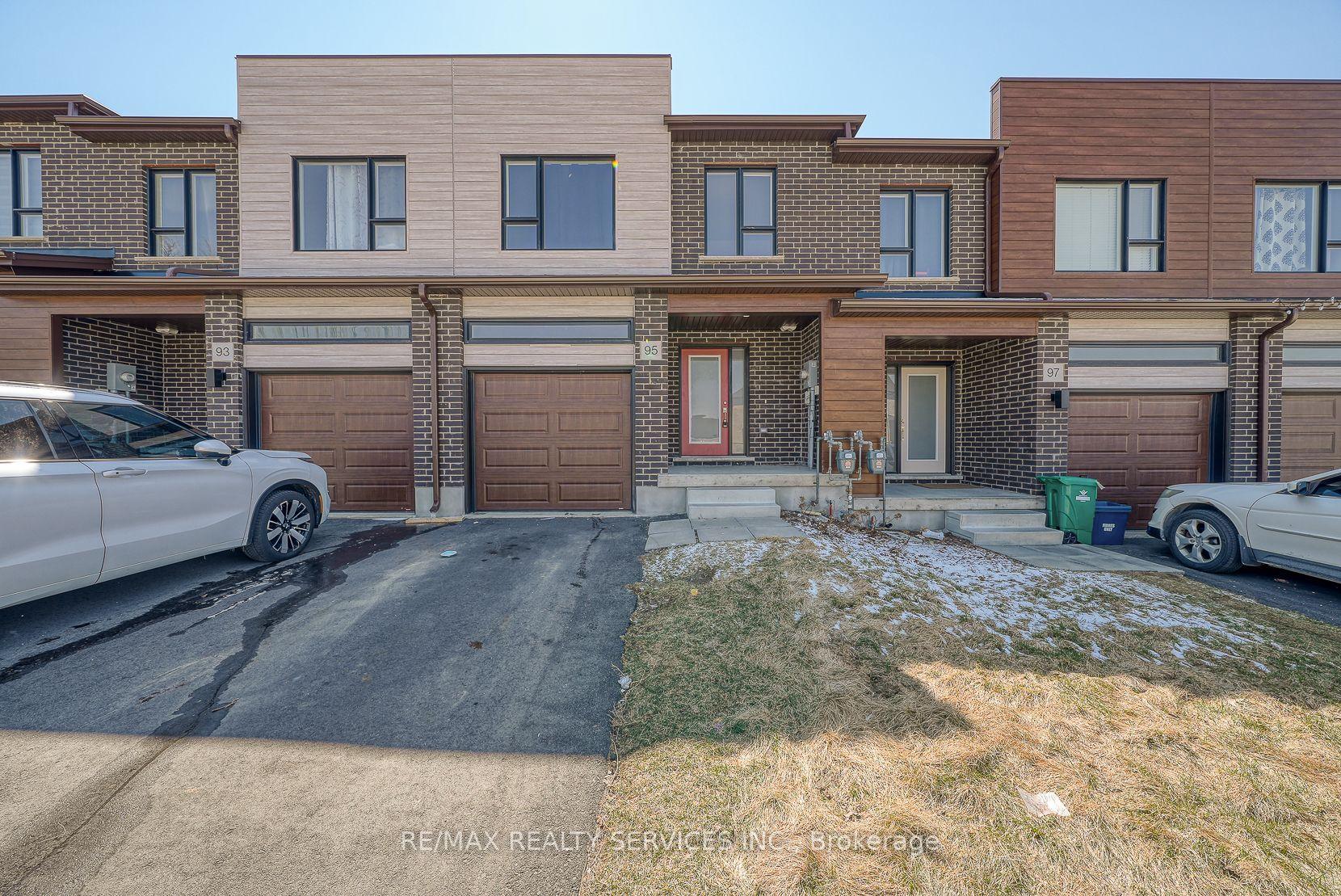 95 Queensbrook Crescent — photo 1