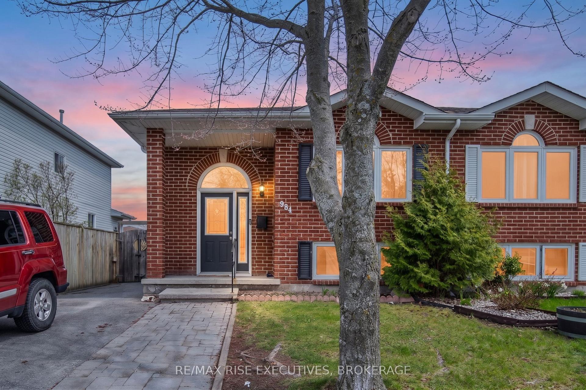 984 Waterbury Crescent — photo 1